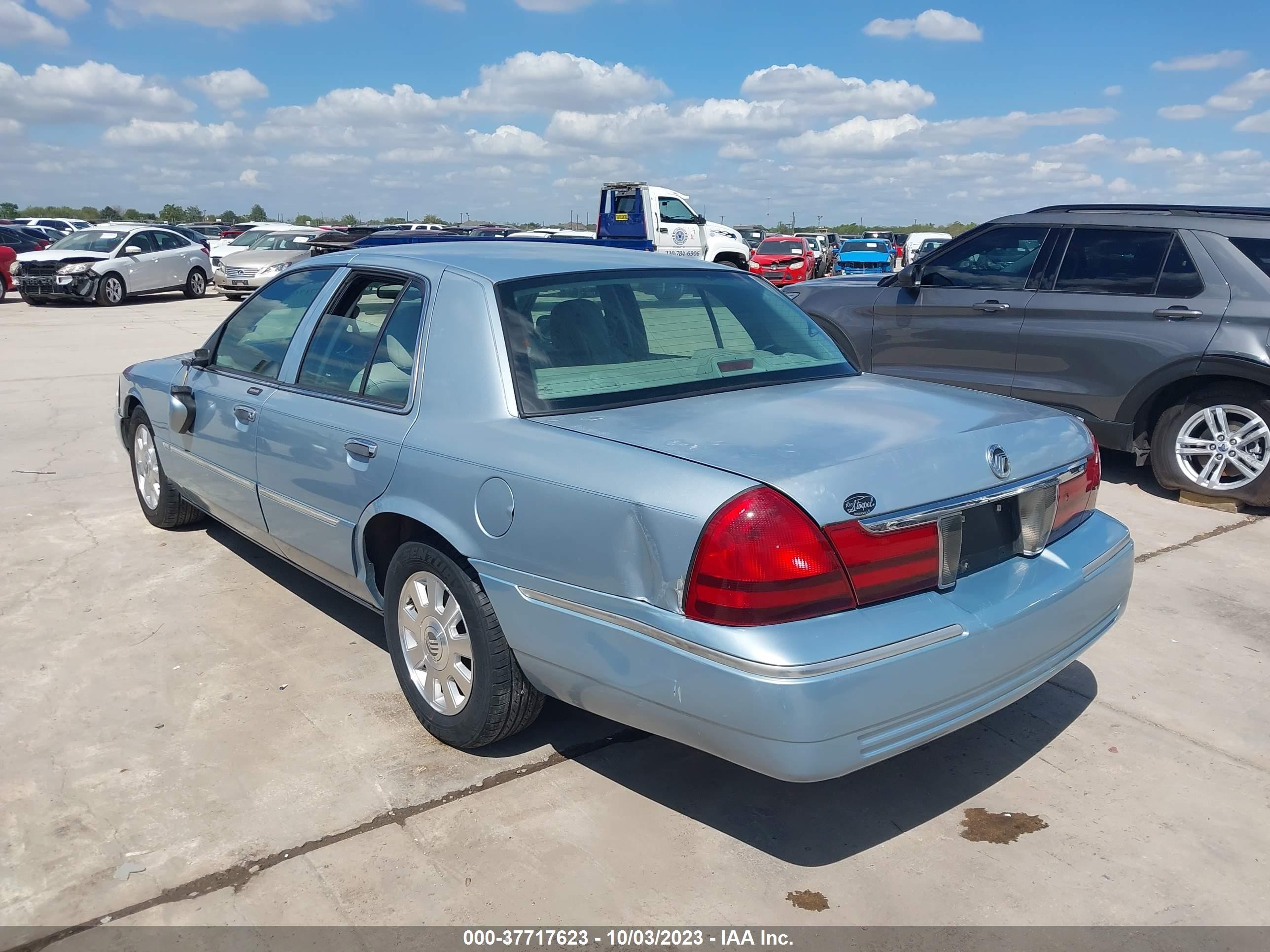 Photo 2 VIN: 2MEFM75WX3X693524 - MERCURY GRAND MARQUIS 