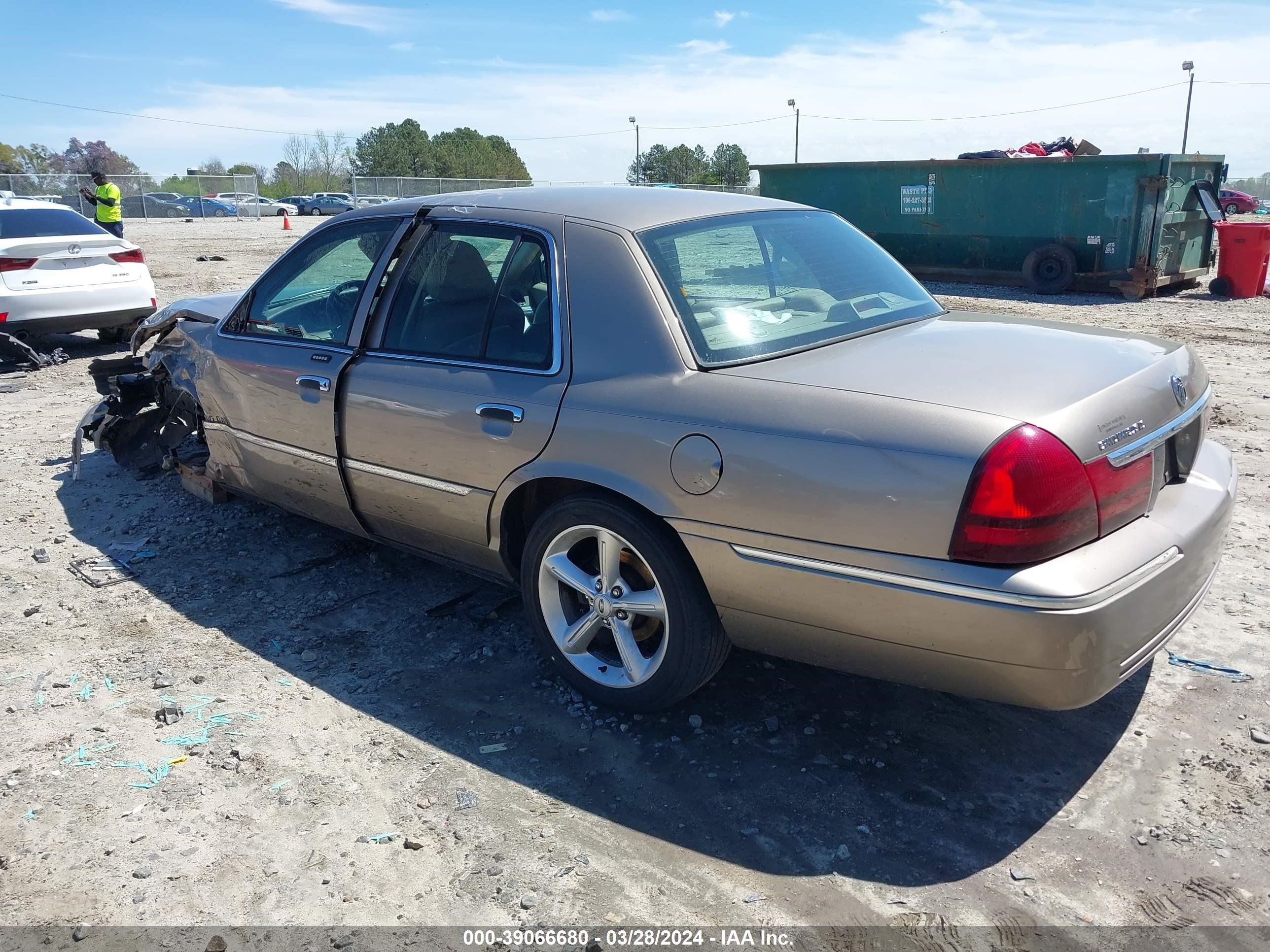 Photo 2 VIN: 2MEFM75WX4X630859 - MERCURY GRAND MARQUIS 