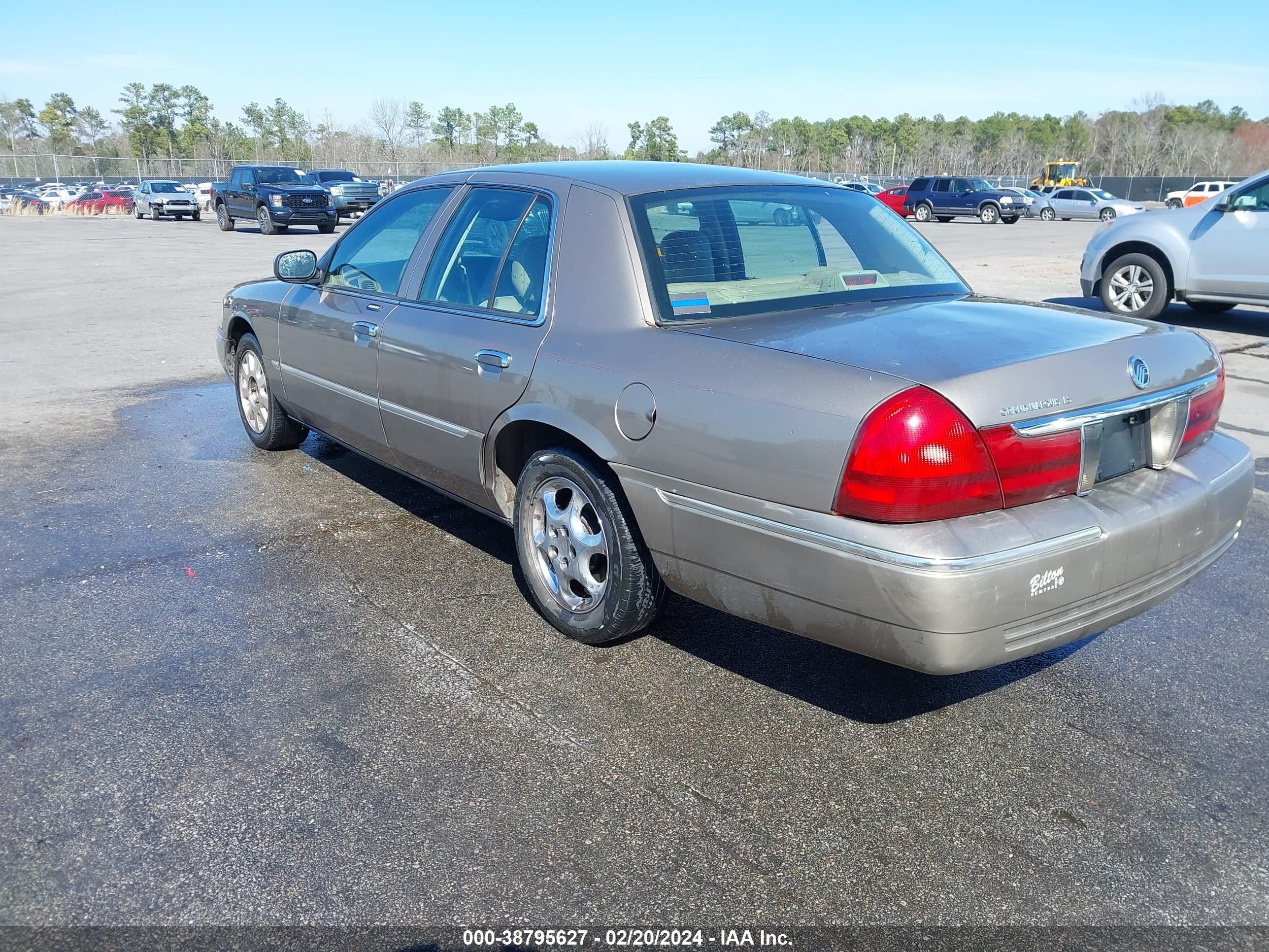 Photo 2 VIN: 2MEFM75WX4X686624 - MERCURY GRAND MARQUIS 