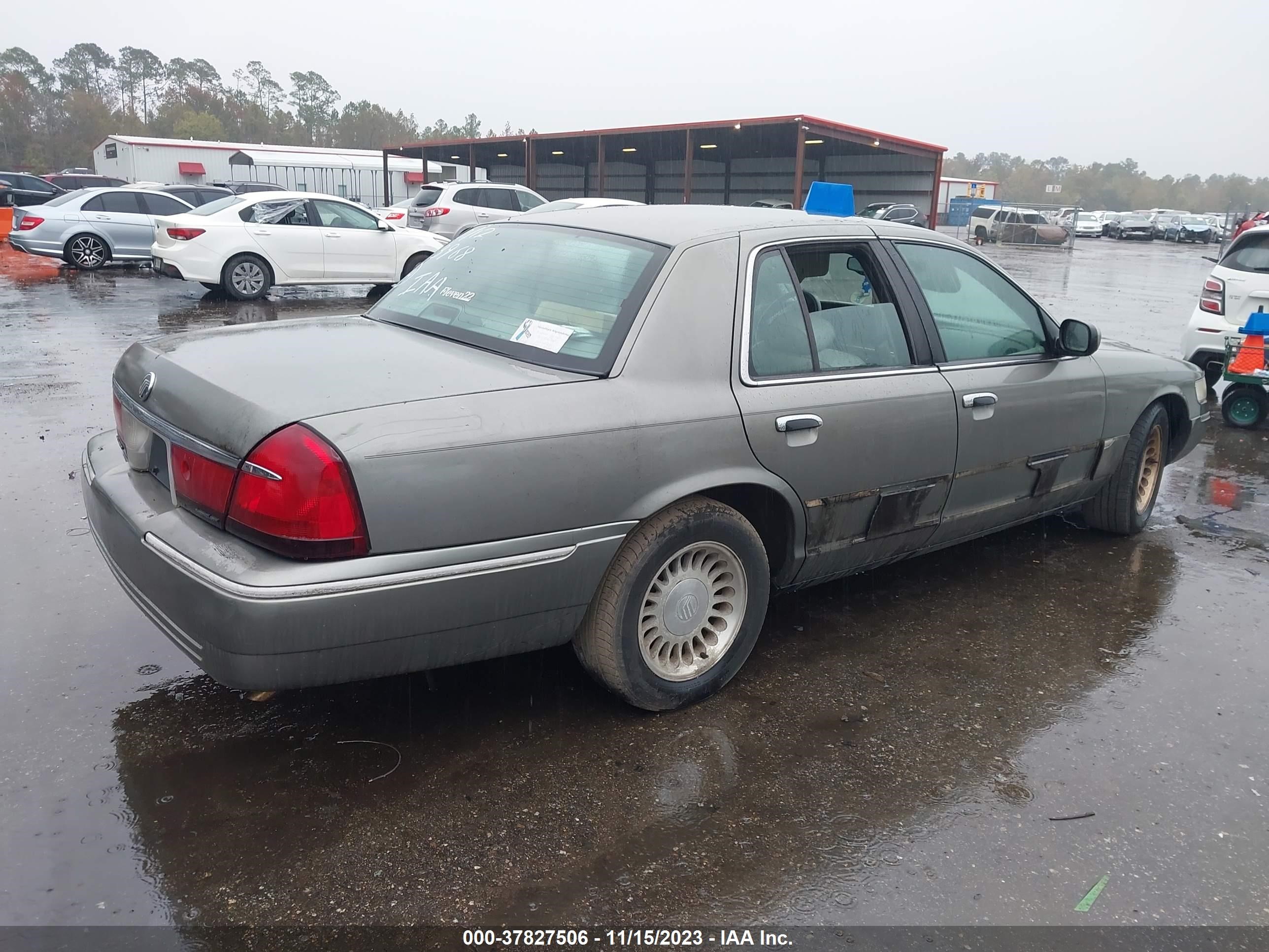 Photo 3 VIN: 2MEFM75WXYX613968 - MERCURY GRAND MARQUIS 