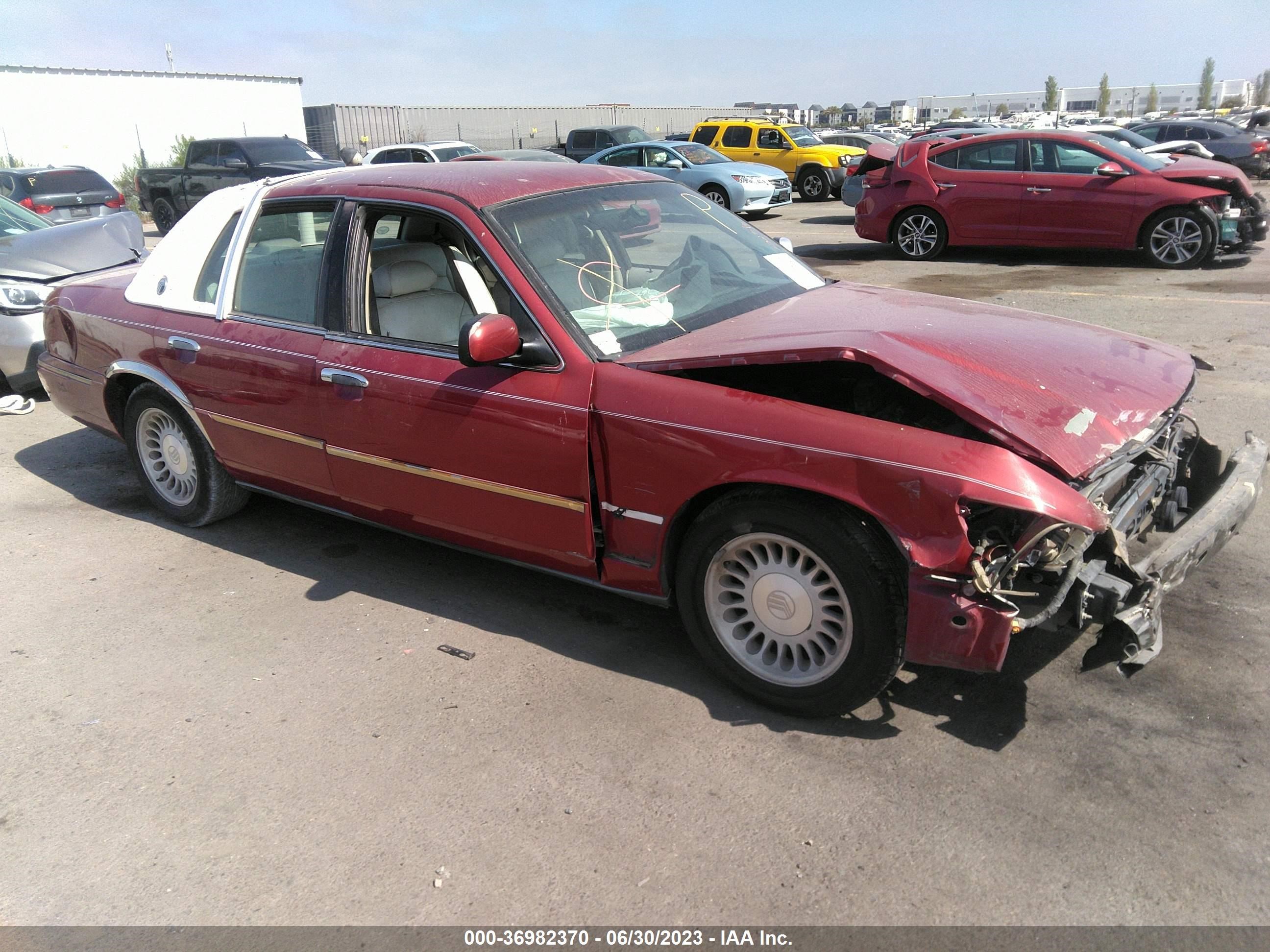 Photo 0 VIN: 2MEFM75WXYX675483 - MERCURY GRAND MARQUIS 