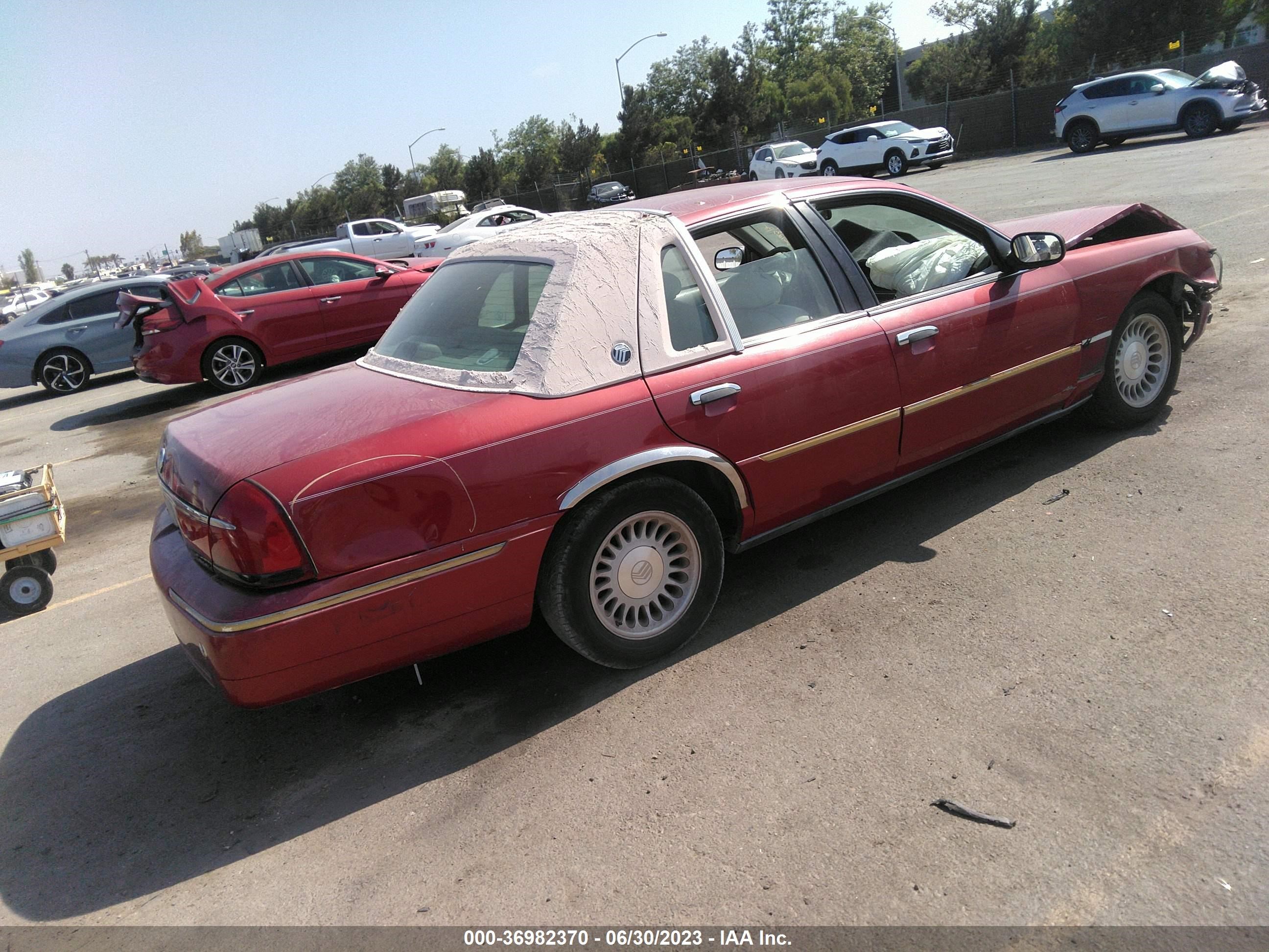 Photo 3 VIN: 2MEFM75WXYX675483 - MERCURY GRAND MARQUIS 