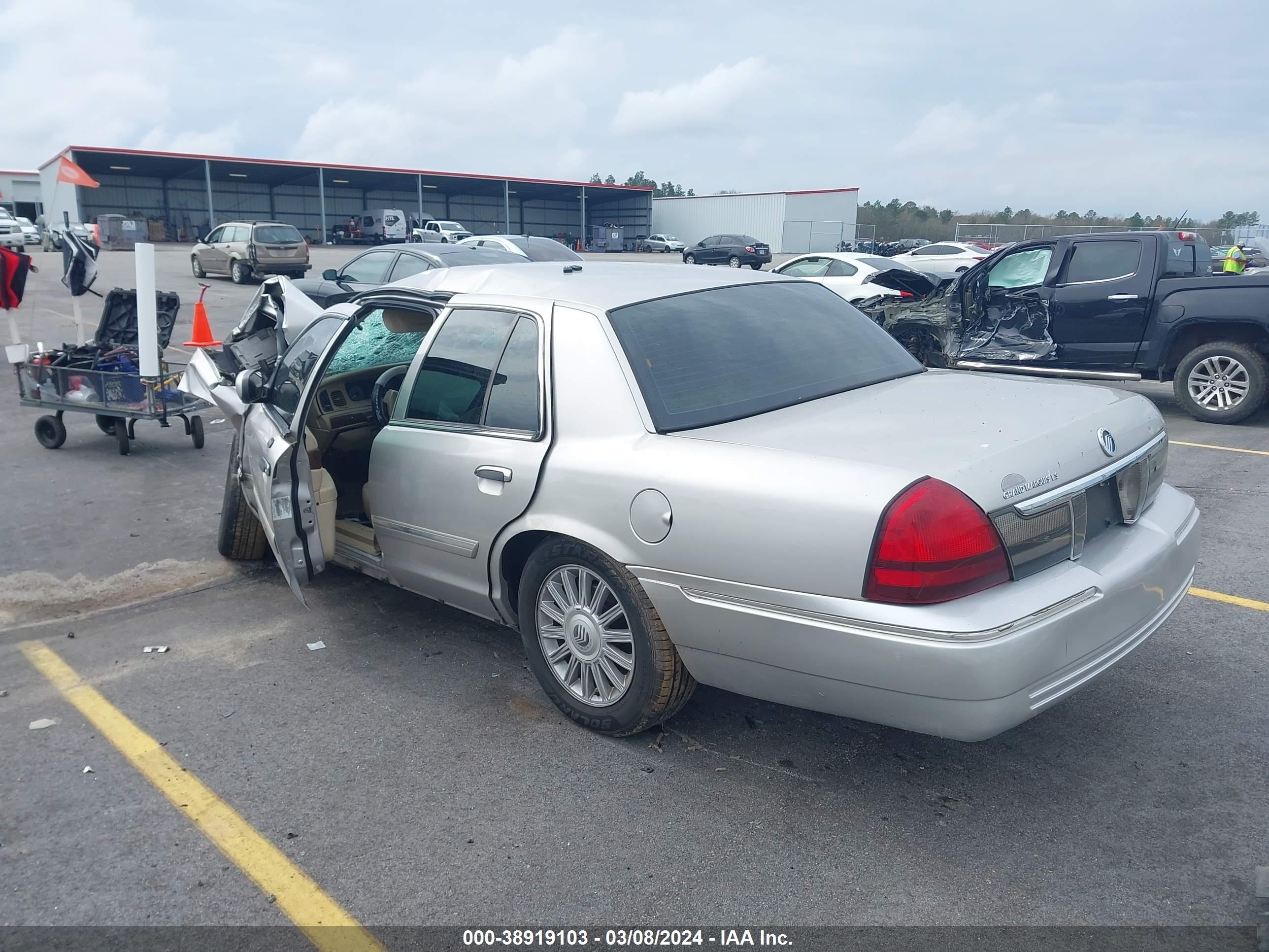 Photo 2 VIN: 2MEHM75V09X627394 - MERCURY GRAND MARQUIS 