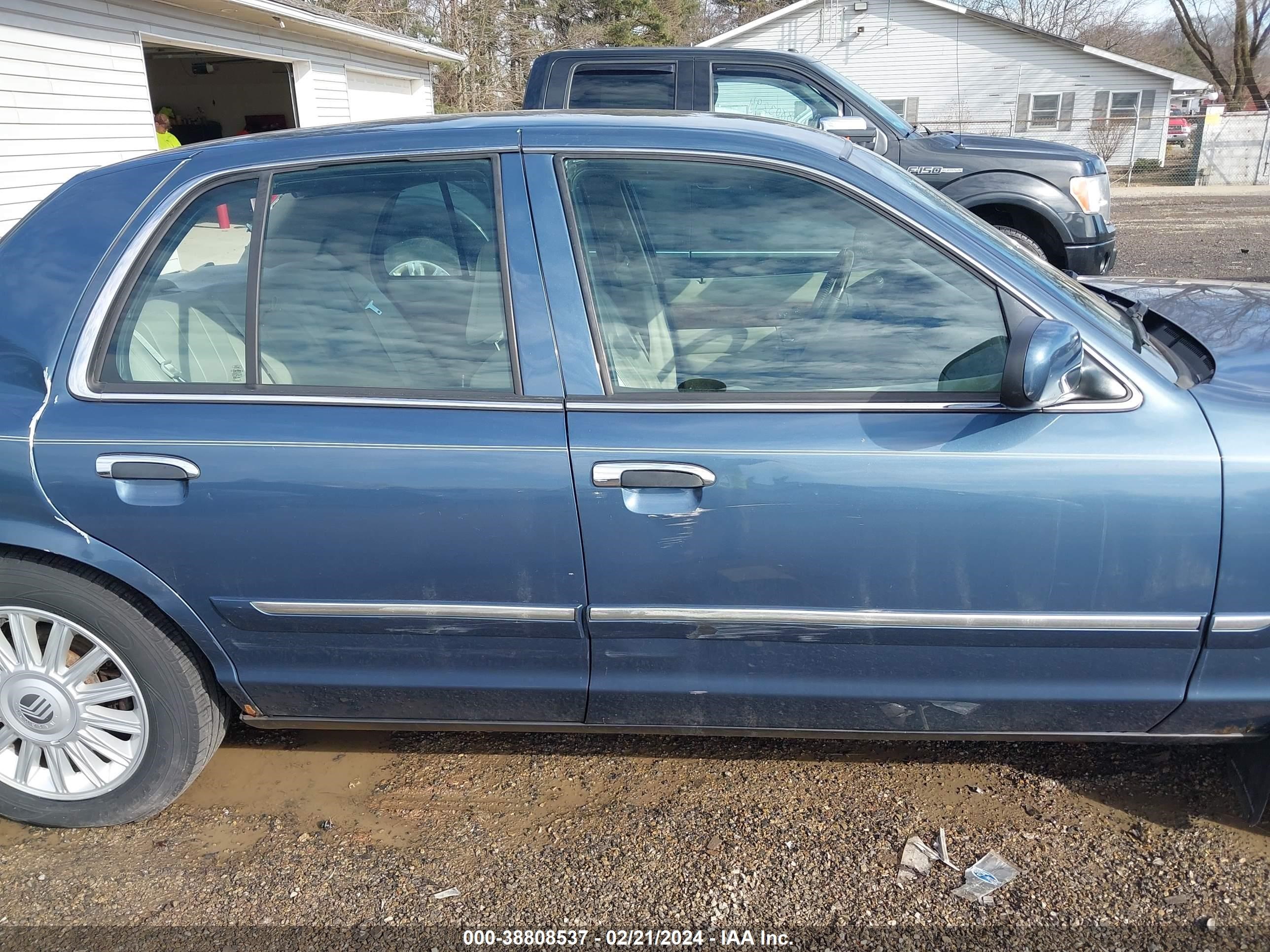 Photo 13 VIN: 2MEHM75V18X632683 - MERCURY GRAND MARQUIS 