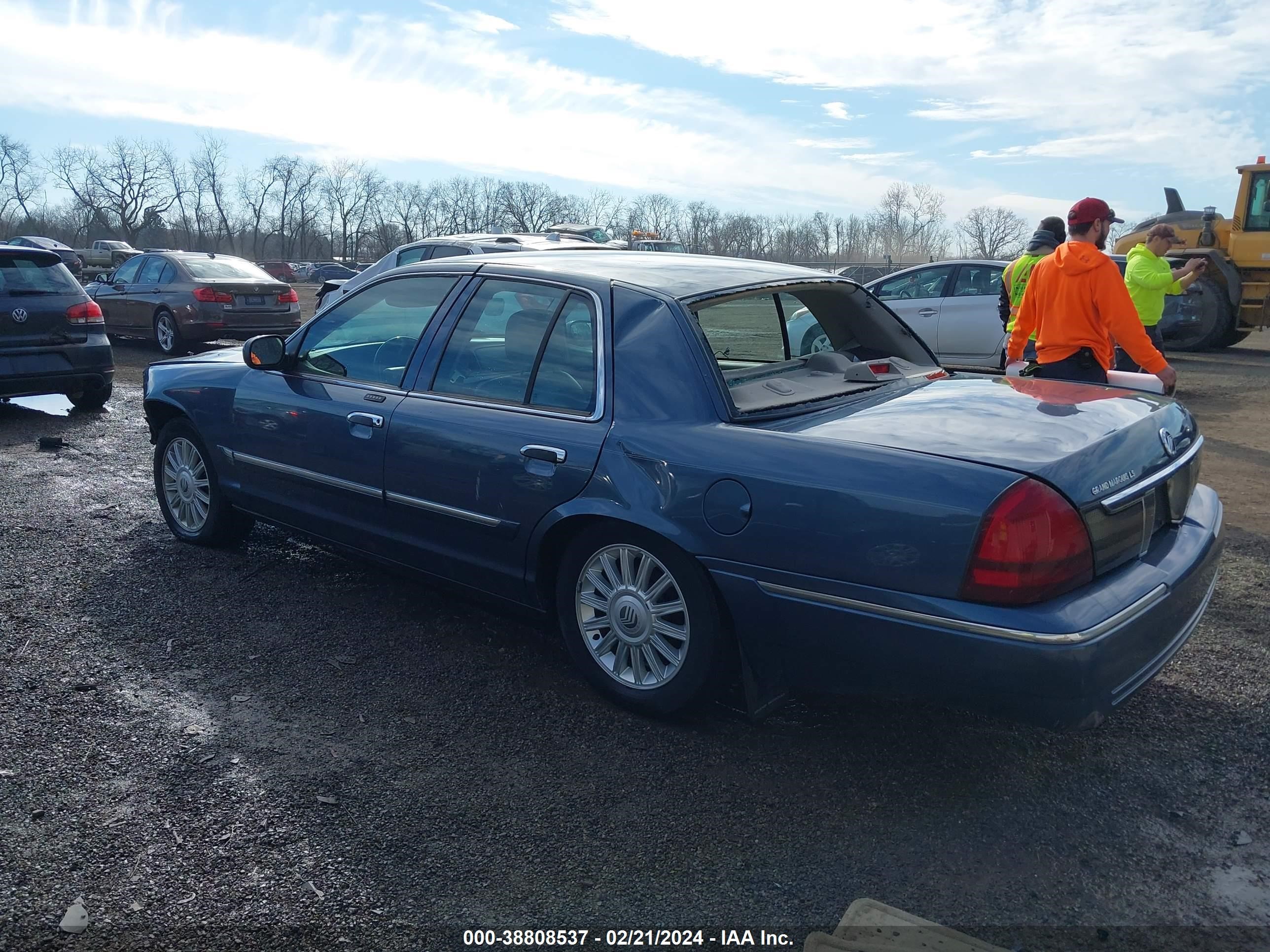 Photo 2 VIN: 2MEHM75V18X632683 - MERCURY GRAND MARQUIS 