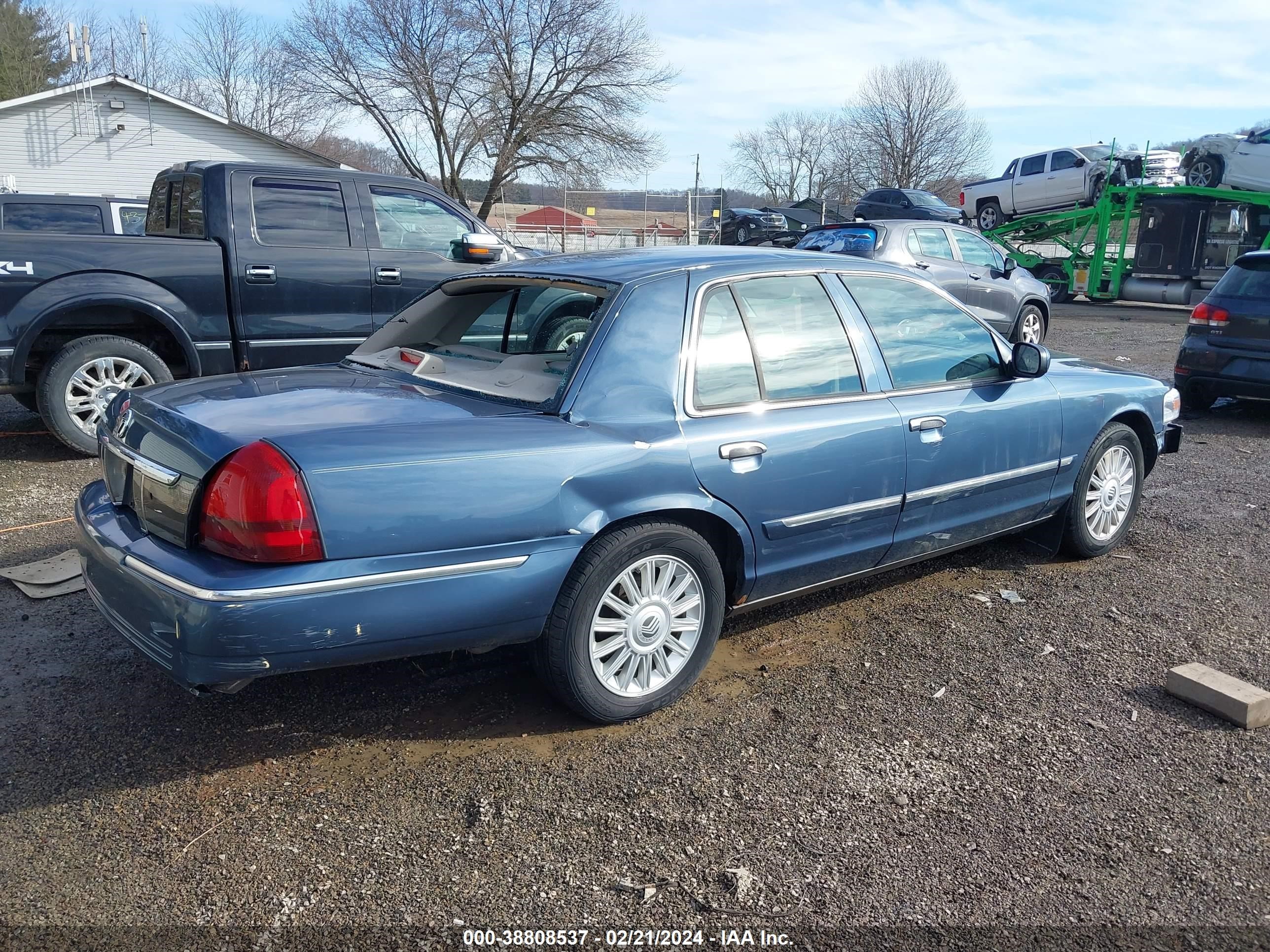 Photo 3 VIN: 2MEHM75V18X632683 - MERCURY GRAND MARQUIS 