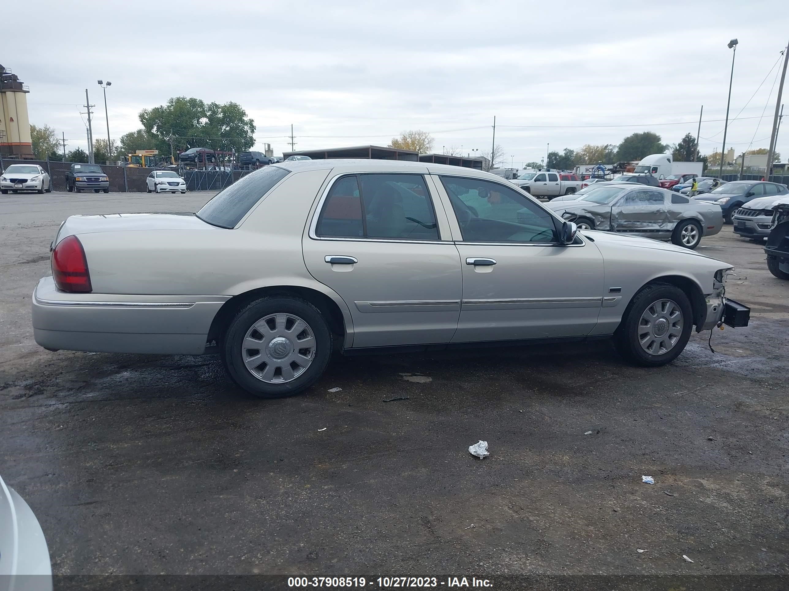 Photo 12 VIN: 2MEHM75V48X617790 - MERCURY GRAND MARQUIS 