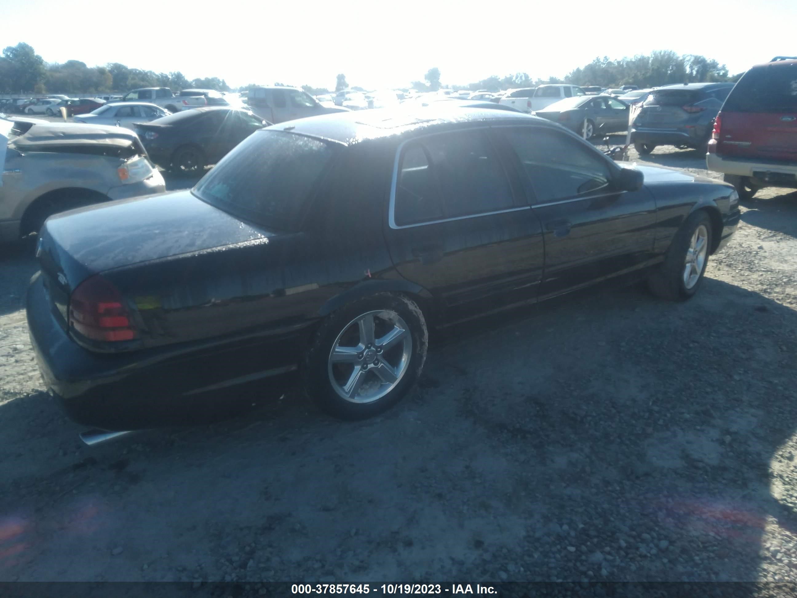 Photo 3 VIN: 2MEHM75V63X624927 - MERCURY MARAUDER 