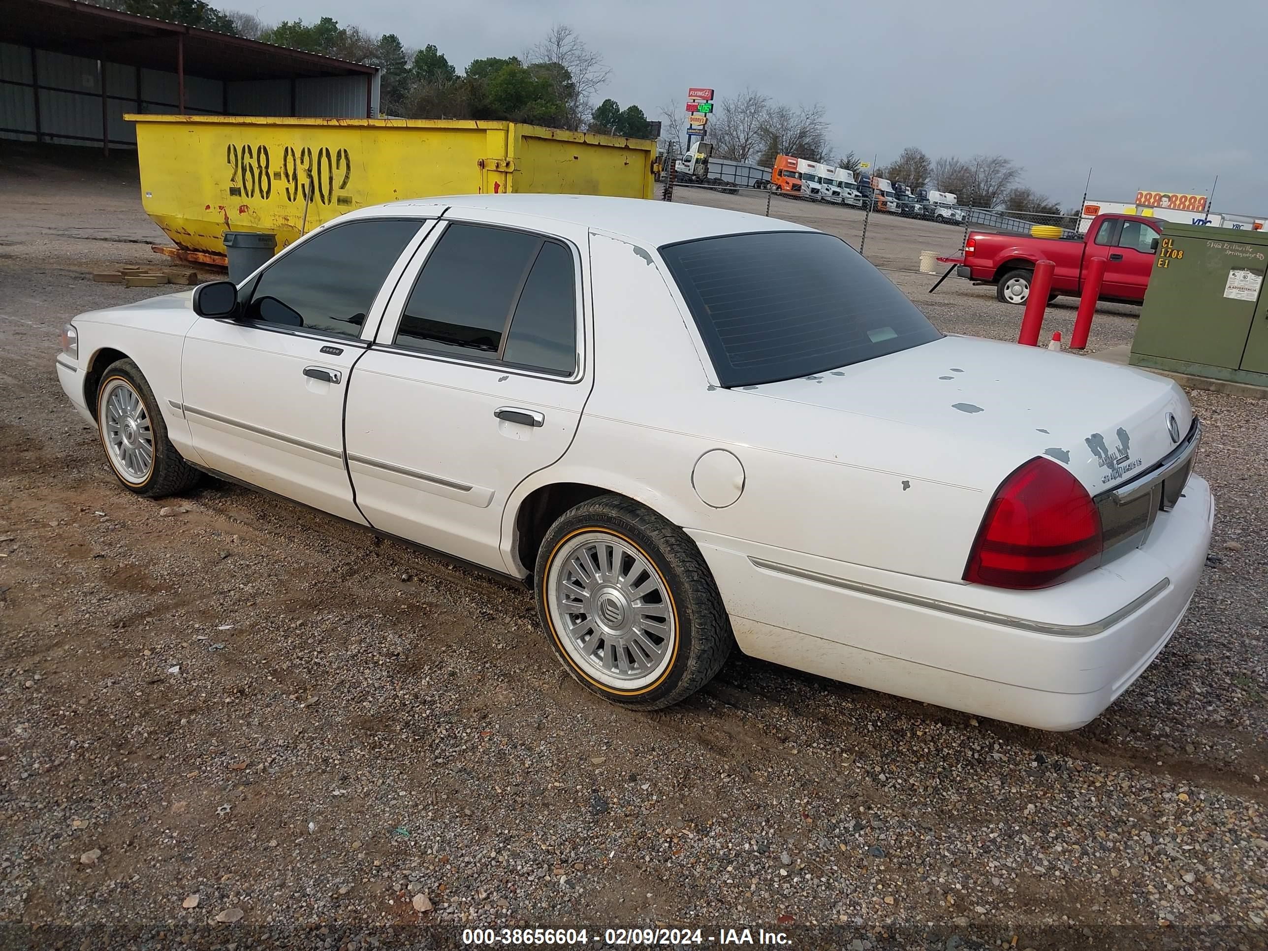 Photo 2 VIN: 2MEHM75V66X615312 - MERCURY GRAND MARQUIS 