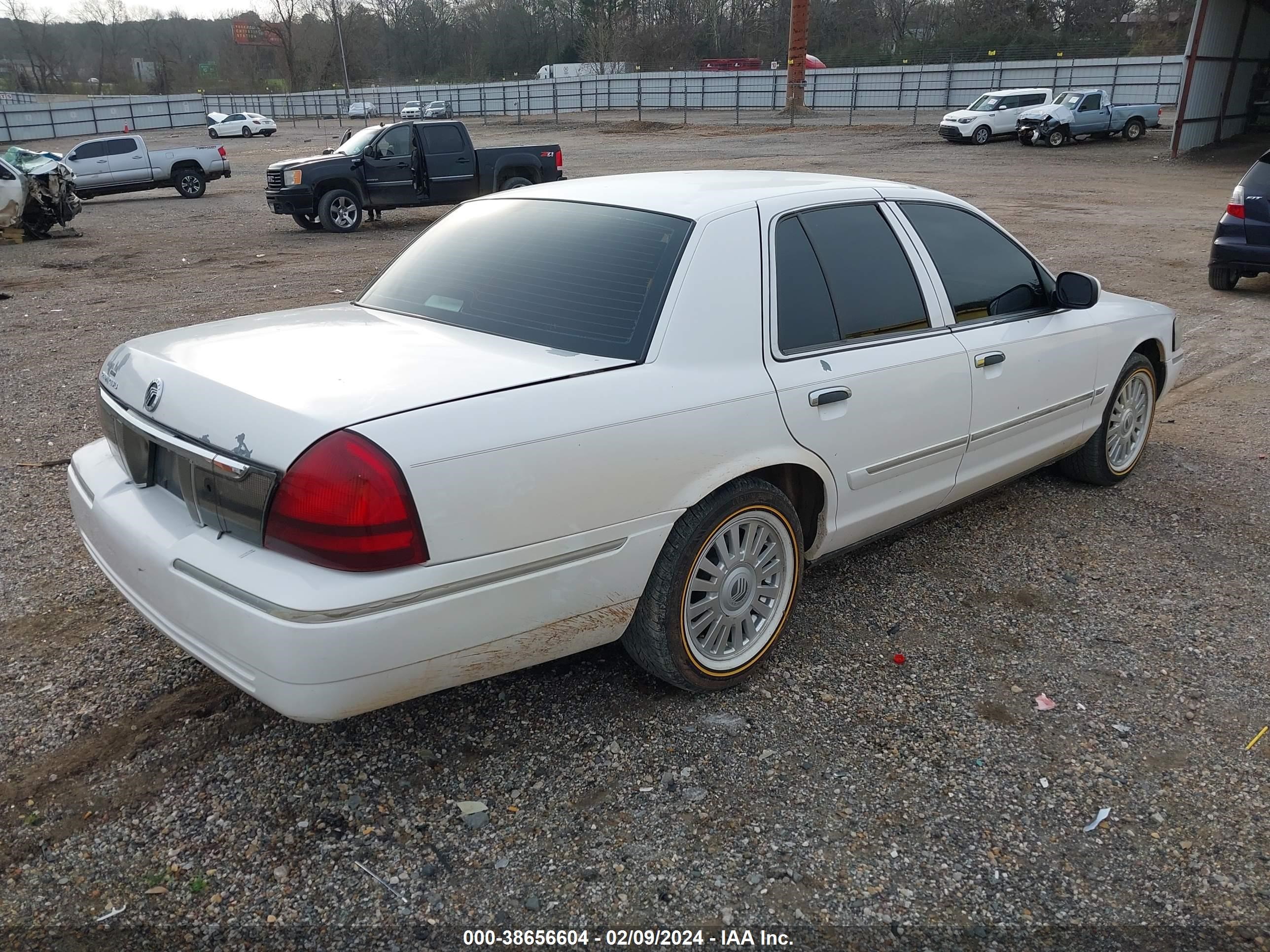 Photo 3 VIN: 2MEHM75V66X615312 - MERCURY GRAND MARQUIS 