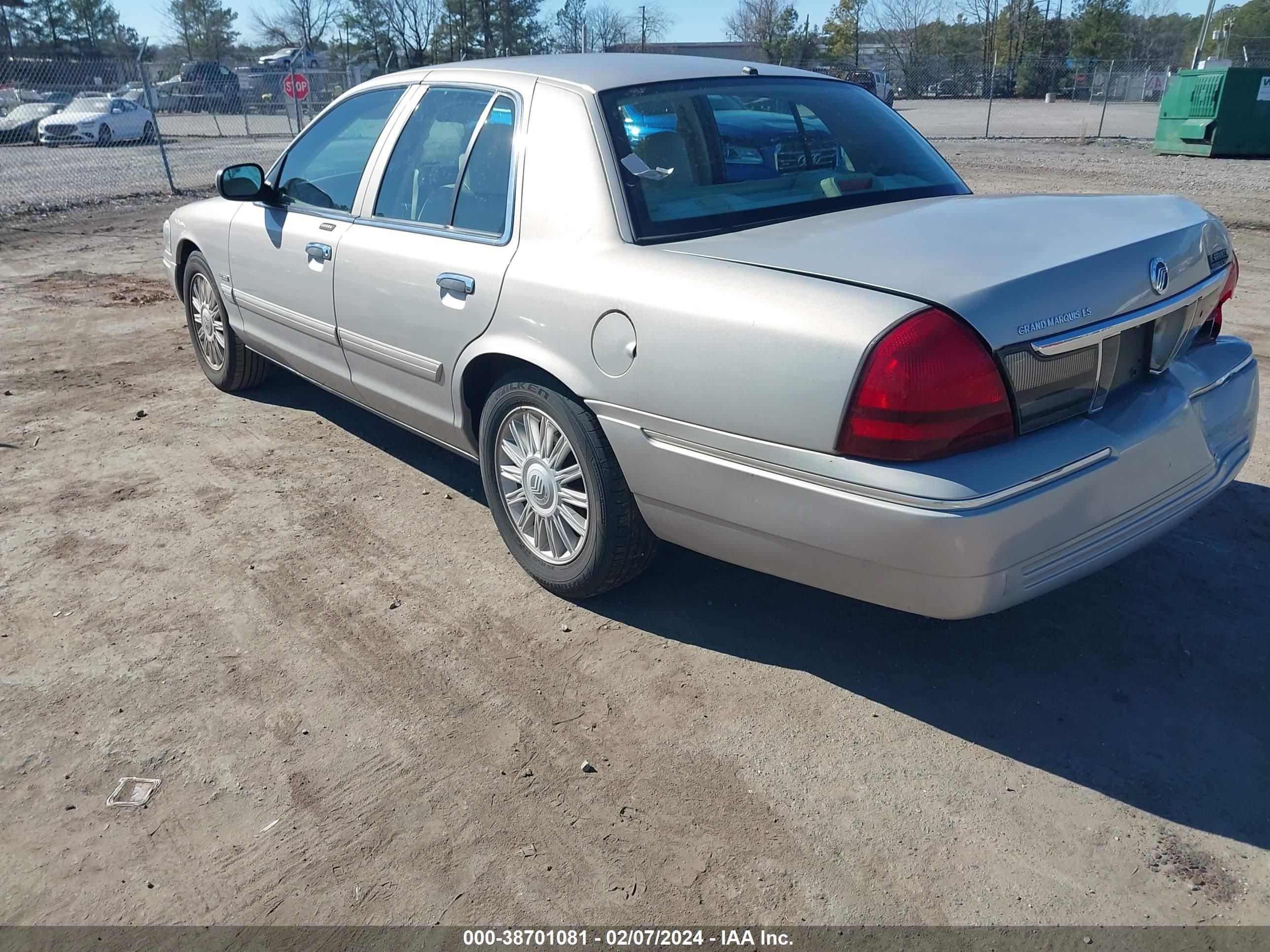 Photo 2 VIN: 2MEHM75V69X630719 - MERCURY GRAND MARQUIS 