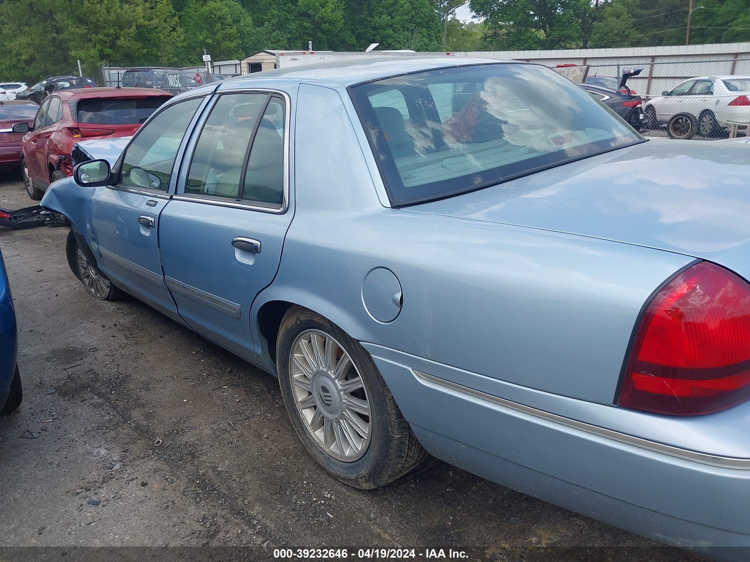 Photo 13 VIN: 2MEHM75V79X610205 - MERCURY GRAND MARQUIS 