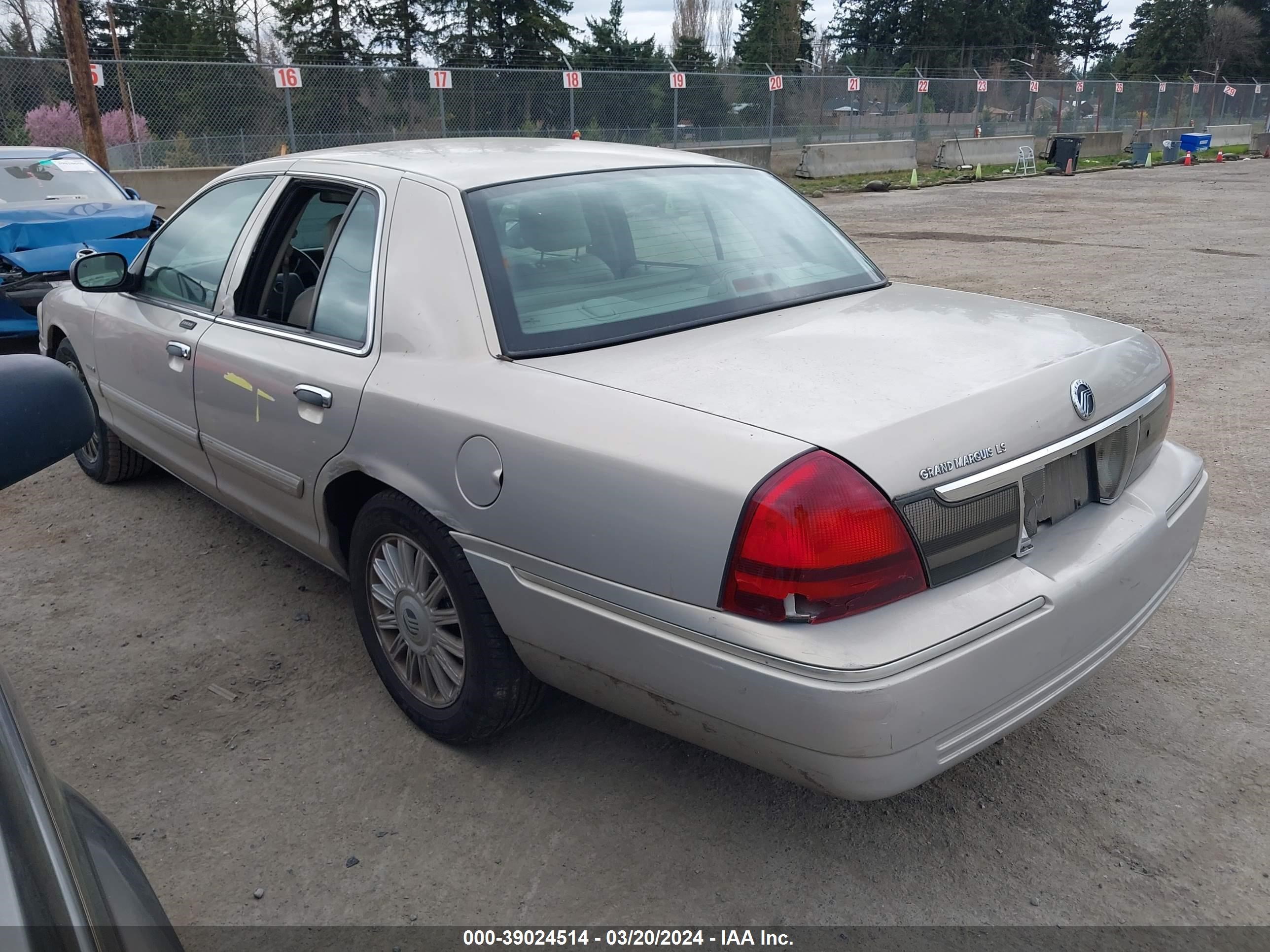 Photo 2 VIN: 2MEHM75V89X609497 - MERCURY GRAND MARQUIS 