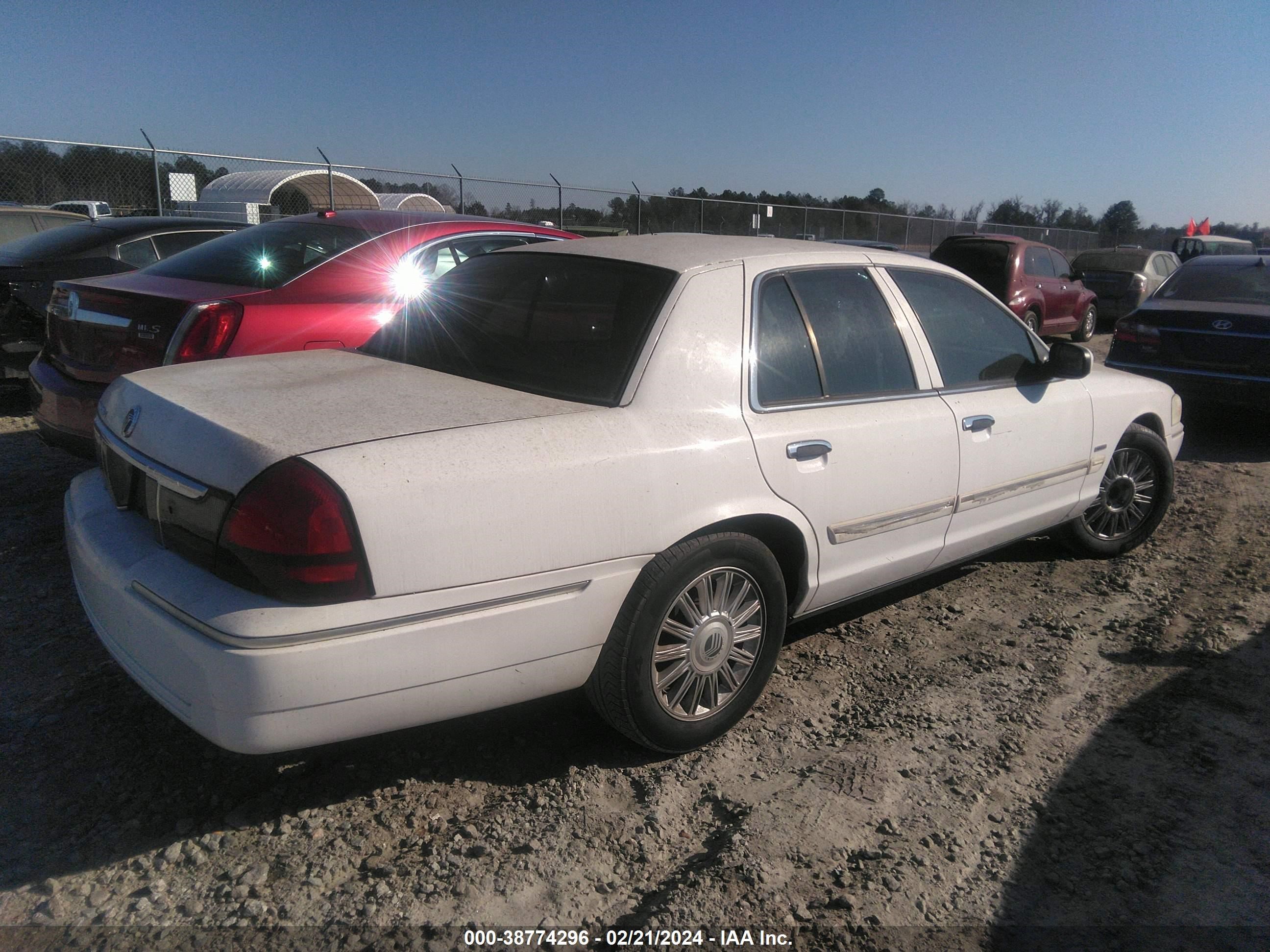 Photo 3 VIN: 2MEHM75V89X610357 - MERCURY GRAND MARQUIS 