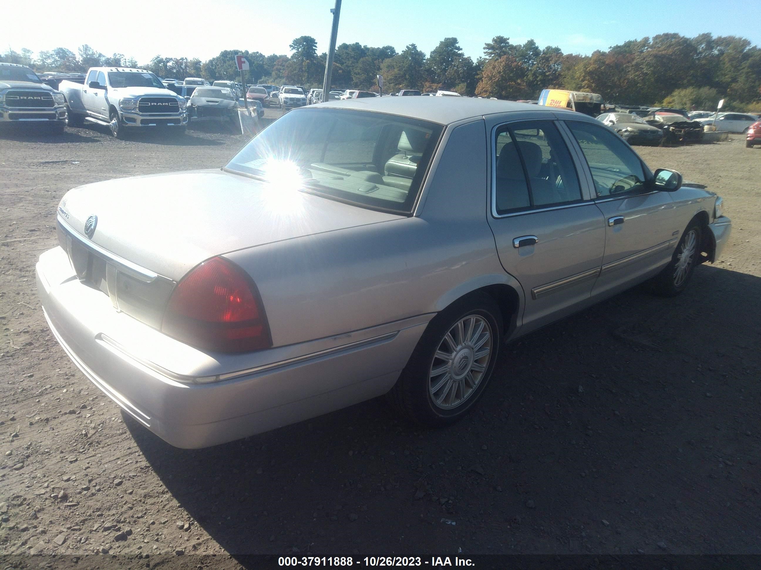 Photo 3 VIN: 2MEHM75V89X626347 - MERCURY GRAND MARQUIS 