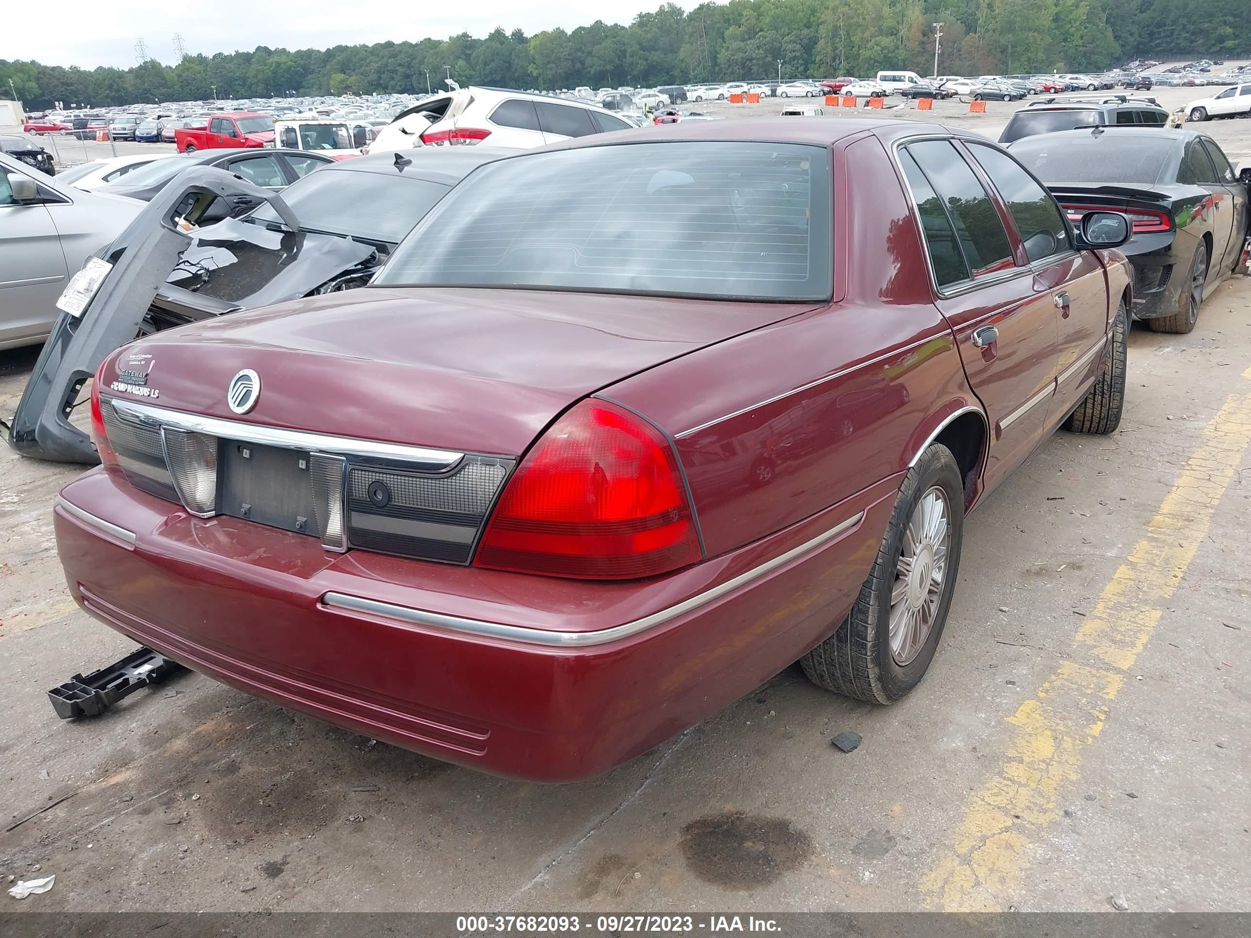 Photo 3 VIN: 2MEHM75VX9X600798 - MERCURY GRAND MARQUIS 