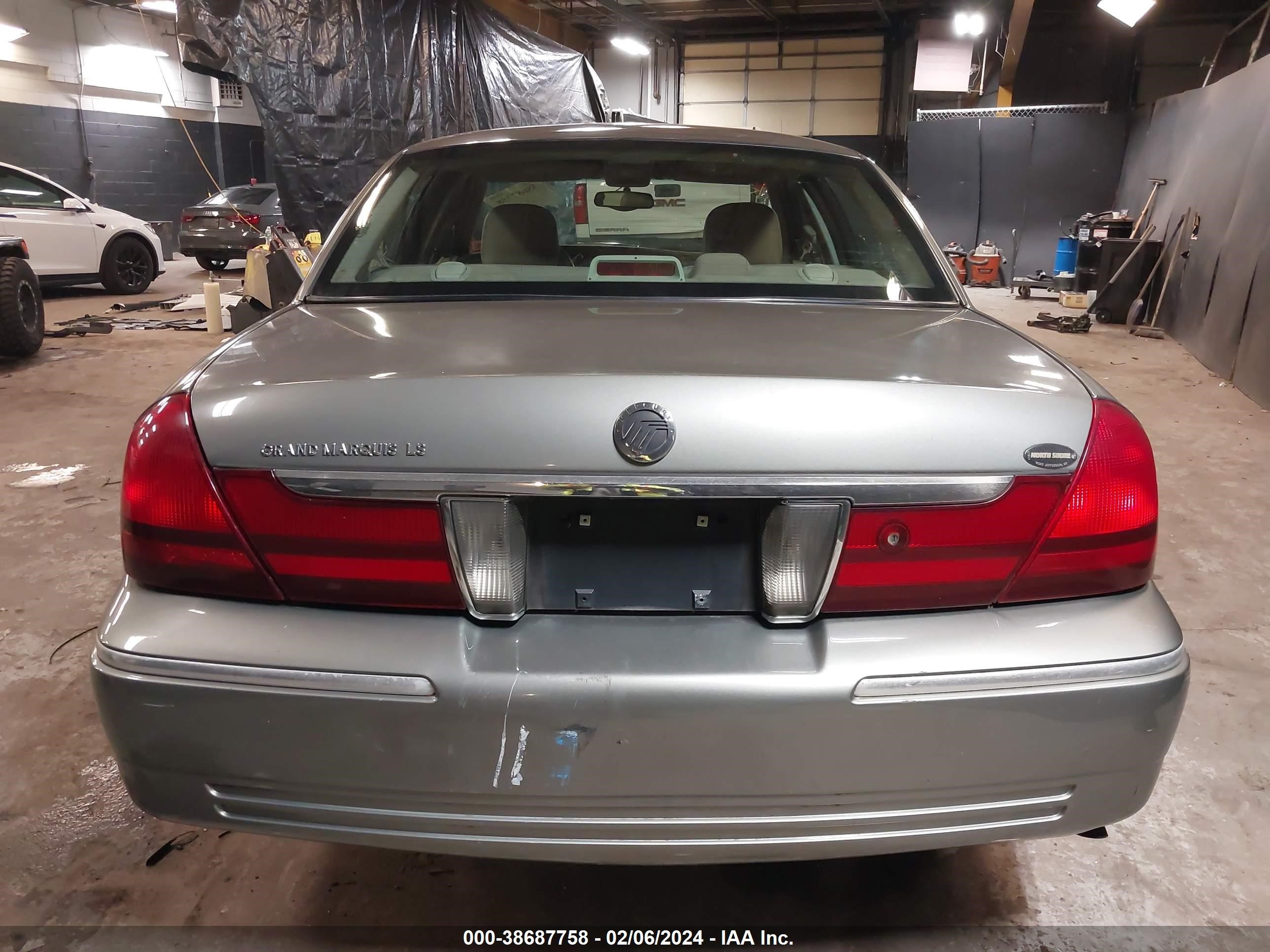 Photo 15 VIN: 2MEHM75W03X667586 - MERCURY GRAND MARQUIS 