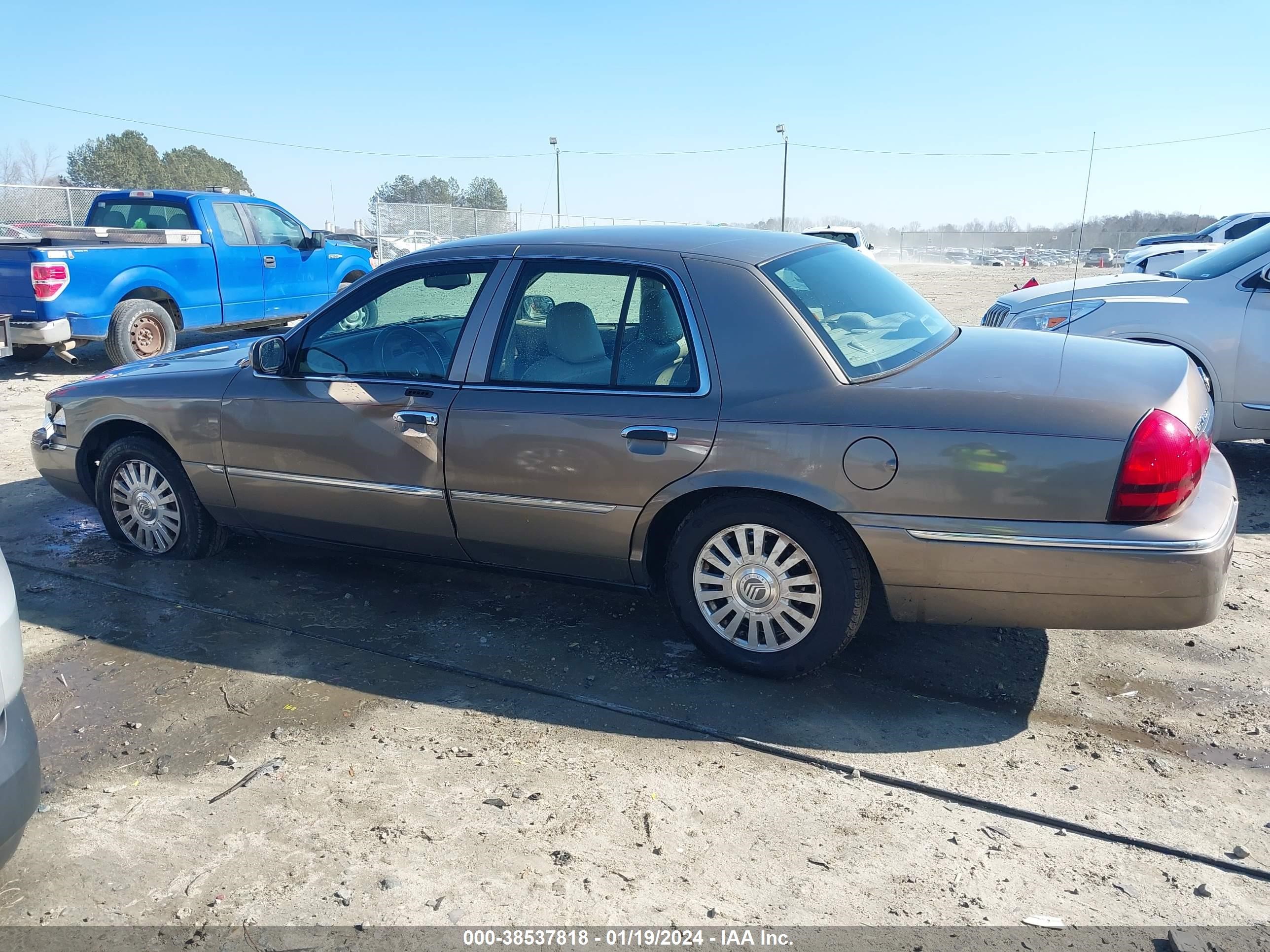 Photo 13 VIN: 2MEHM75W25X639307 - MERCURY GRAND MARQUIS 