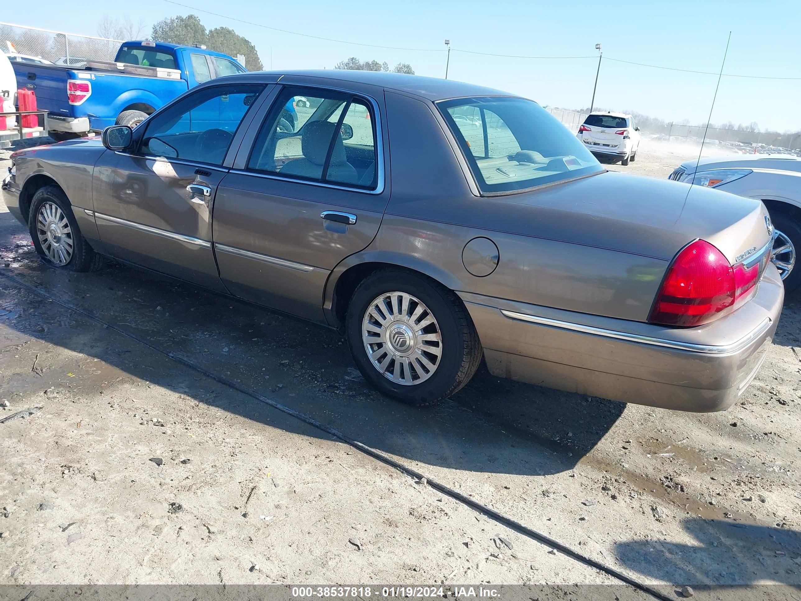 Photo 2 VIN: 2MEHM75W25X639307 - MERCURY GRAND MARQUIS 