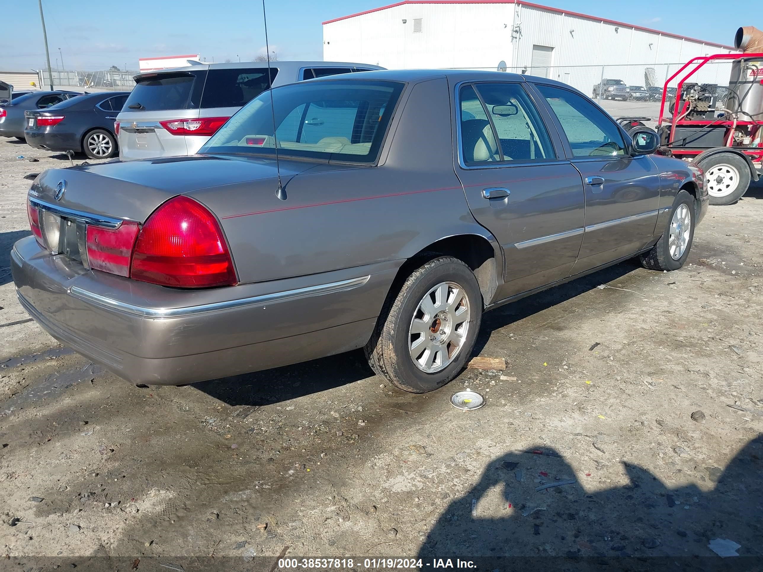 Photo 3 VIN: 2MEHM75W25X639307 - MERCURY GRAND MARQUIS 