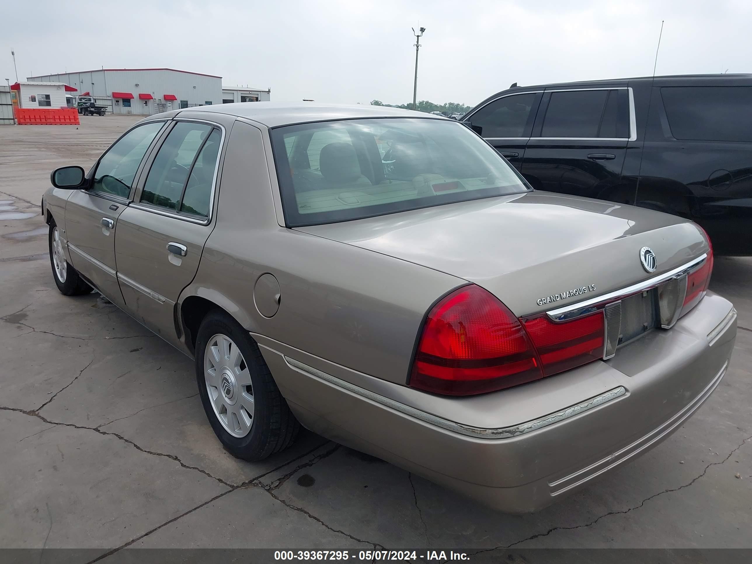 Photo 2 VIN: 2MEHM75W35X673479 - MERCURY GRAND MARQUIS 