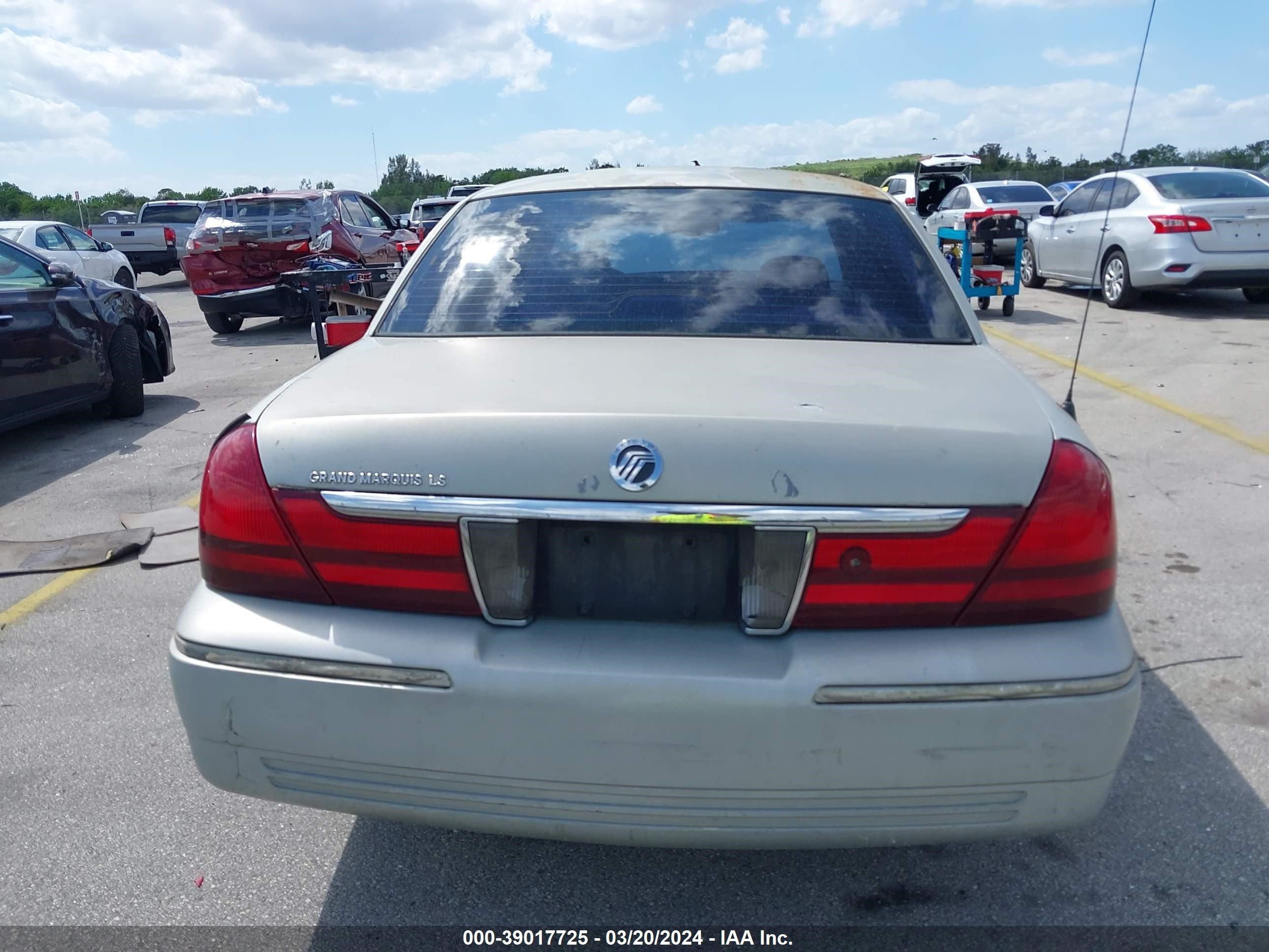 Photo 15 VIN: 2MEHM75W45X652687 - MERCURY GRAND MARQUIS 