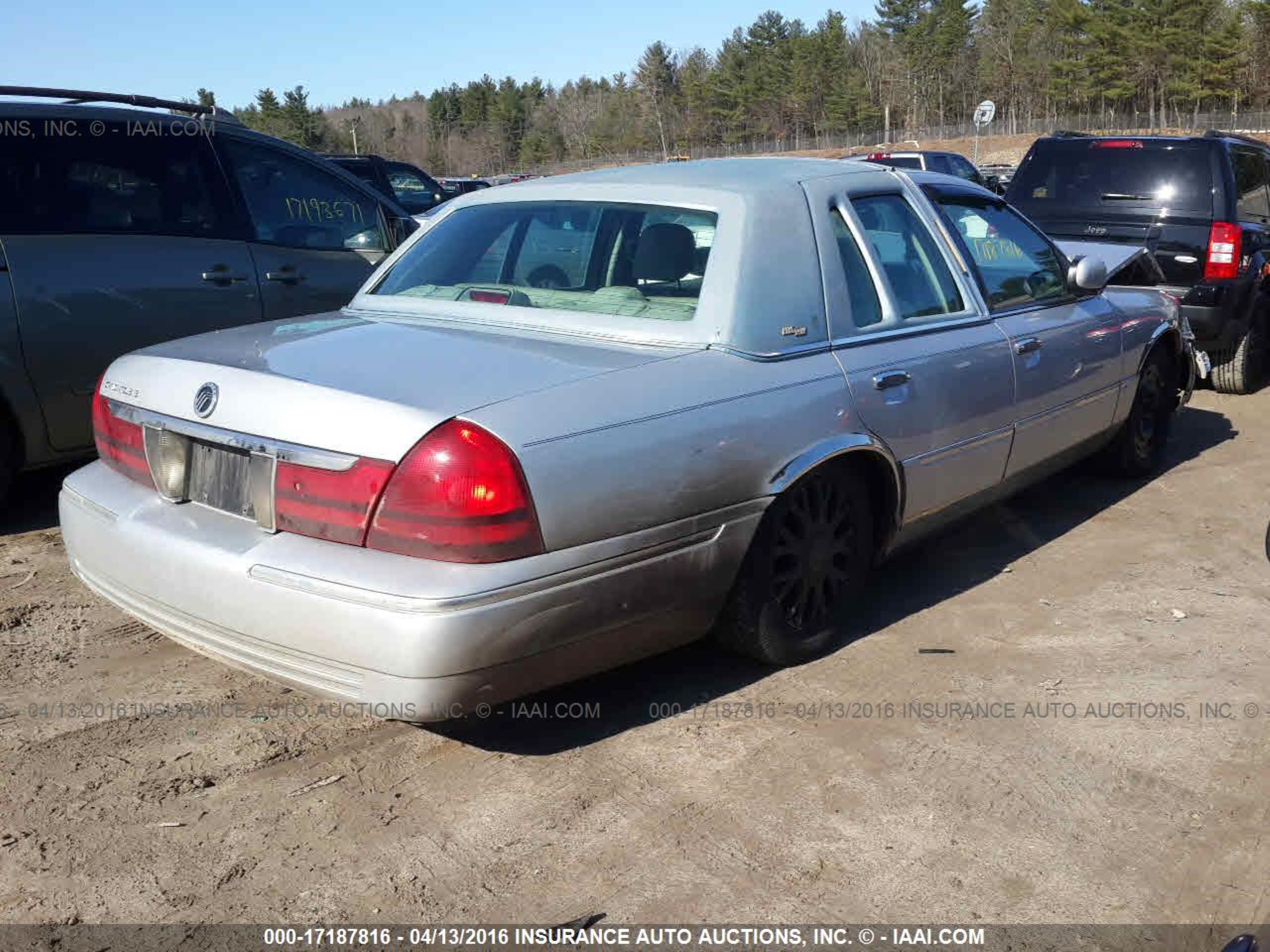 Photo 3 VIN: 2MEHM75WX3X619240 - MERCURY GRAND MARQUIS 