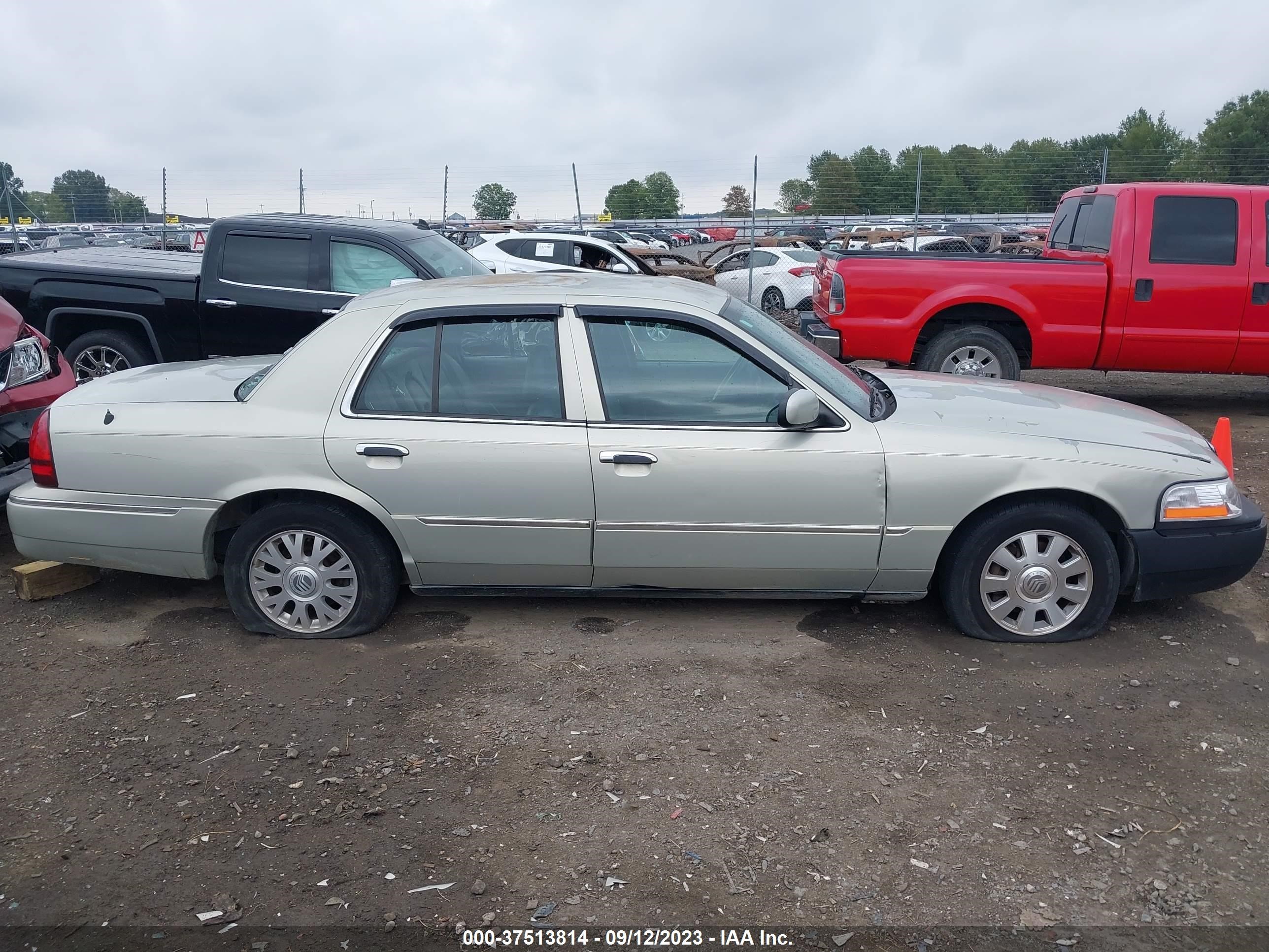 Photo 12 VIN: 2MEHM75WX5X612744 - MERCURY GRAND MARQUIS 