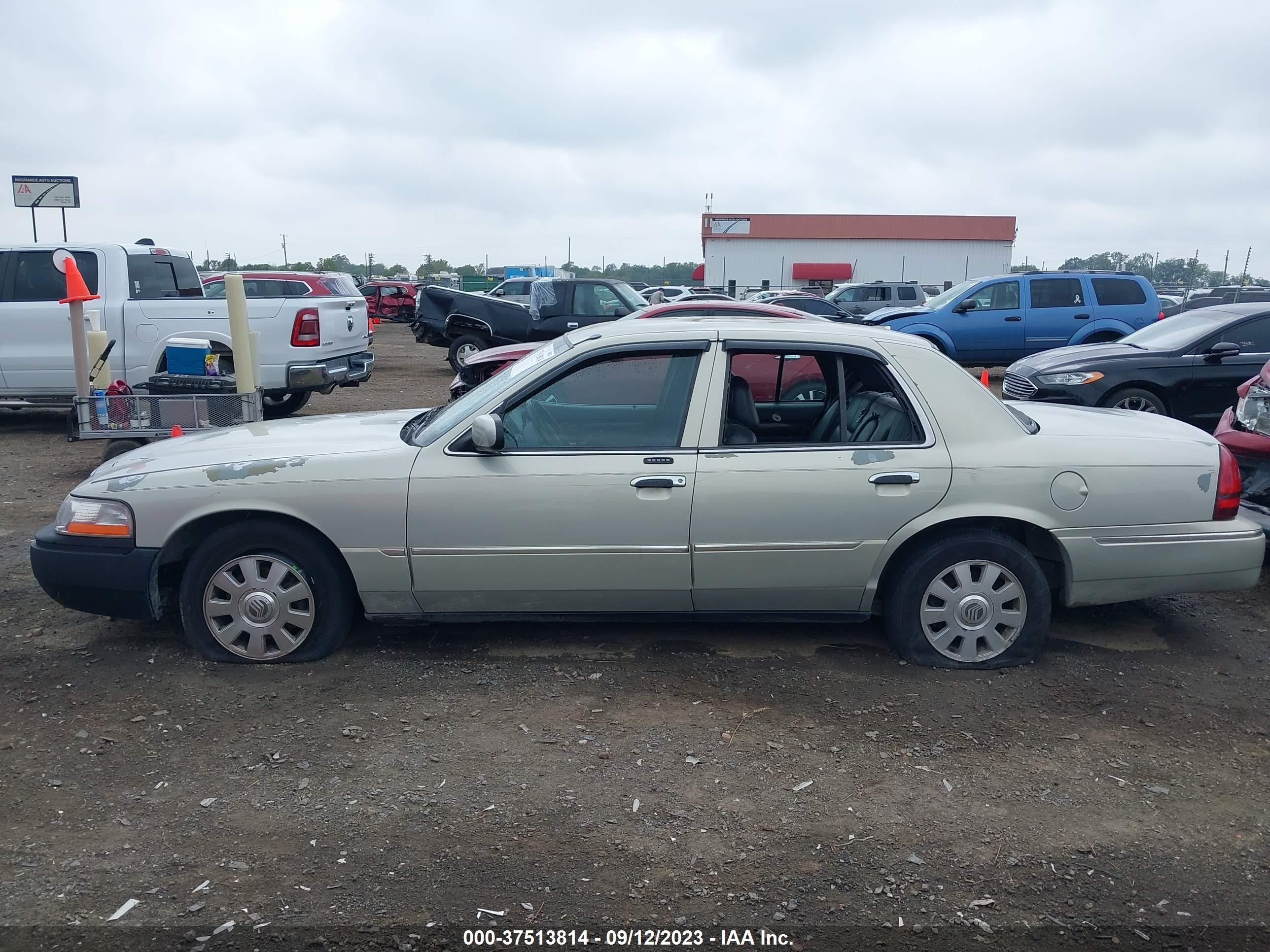 Photo 13 VIN: 2MEHM75WX5X612744 - MERCURY GRAND MARQUIS 