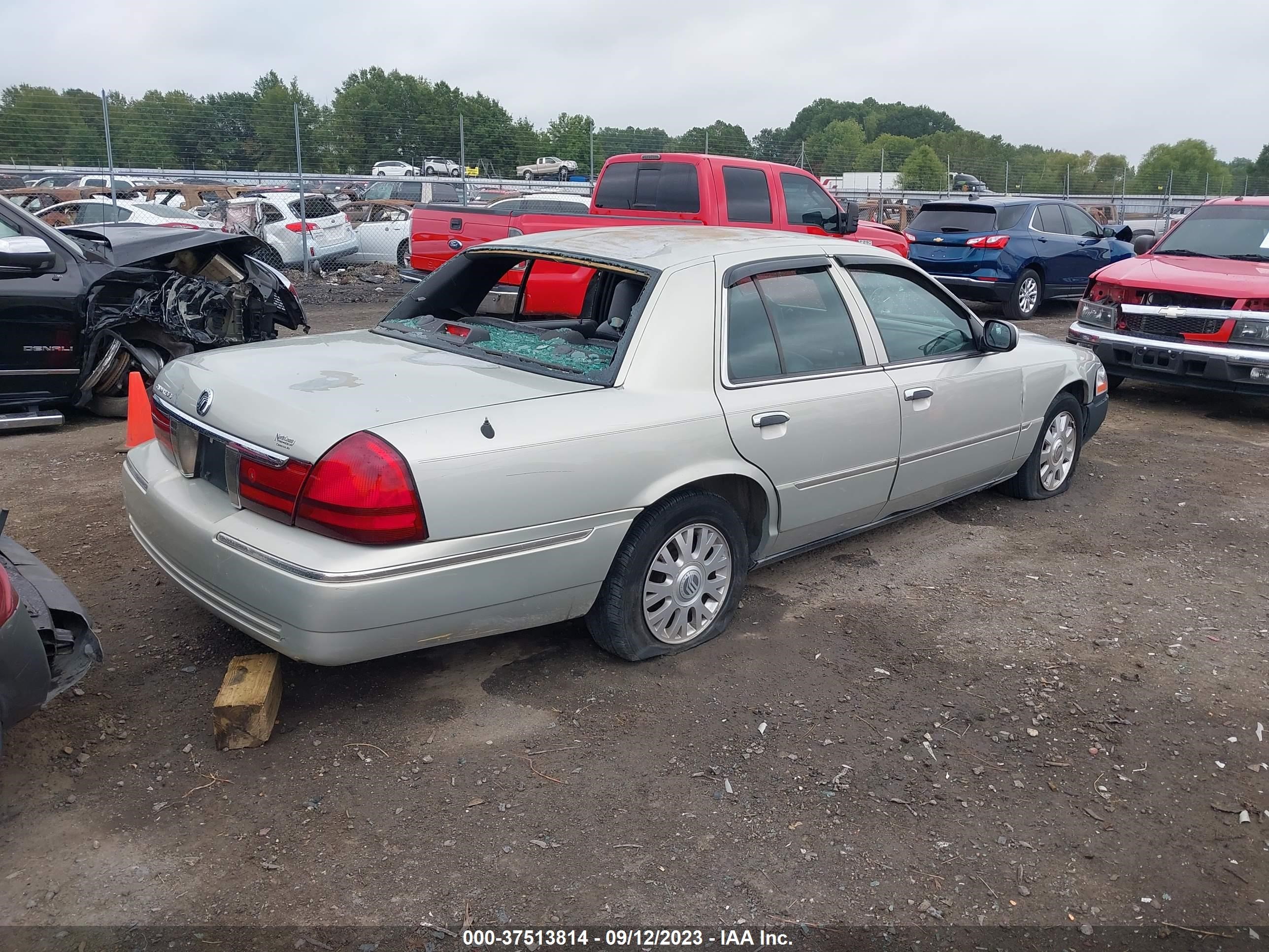 Photo 3 VIN: 2MEHM75WX5X612744 - MERCURY GRAND MARQUIS 