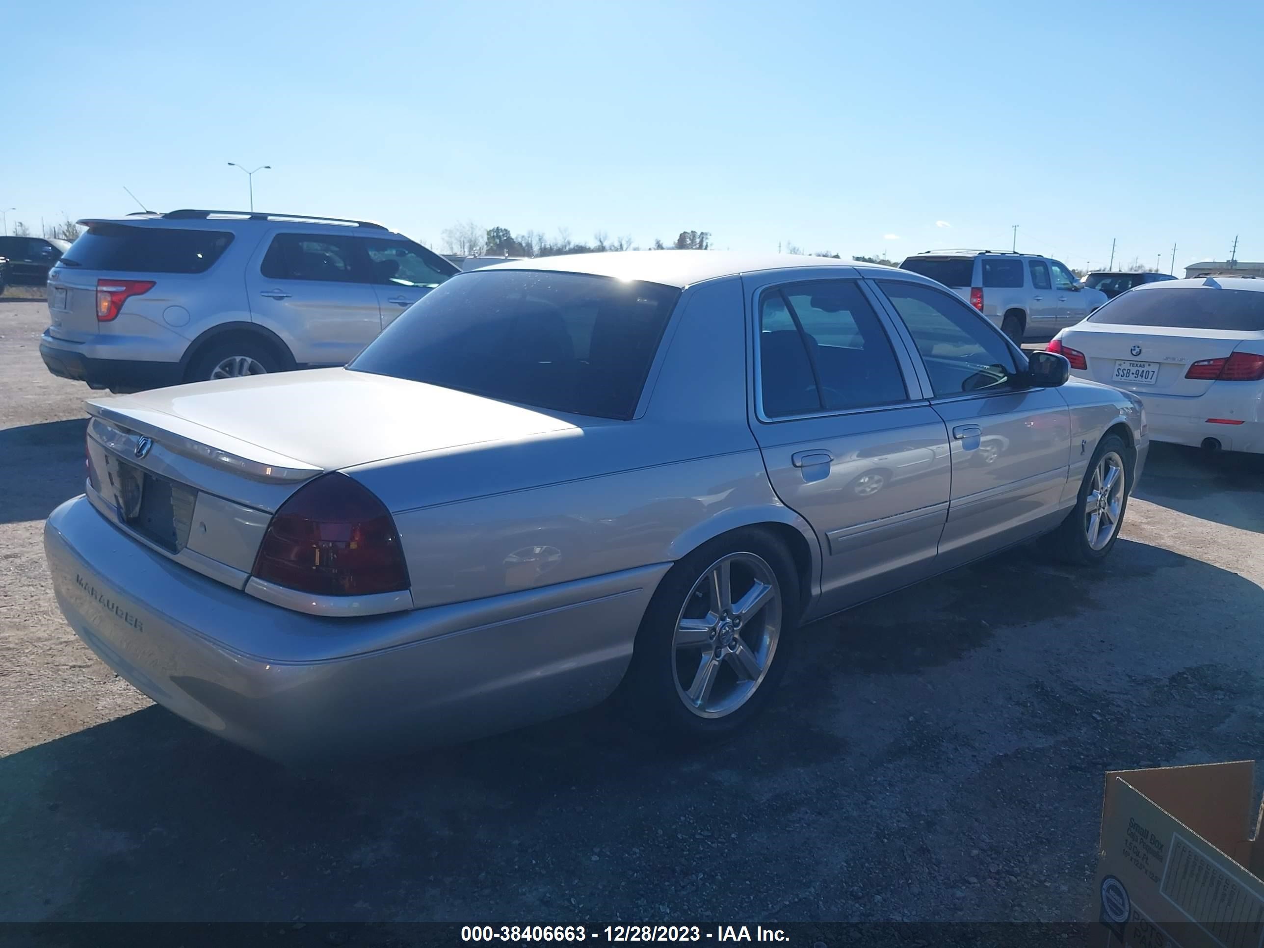 Photo 3 VIN: 2MEHM79V34X676205 - MERCURY MARAUDER 