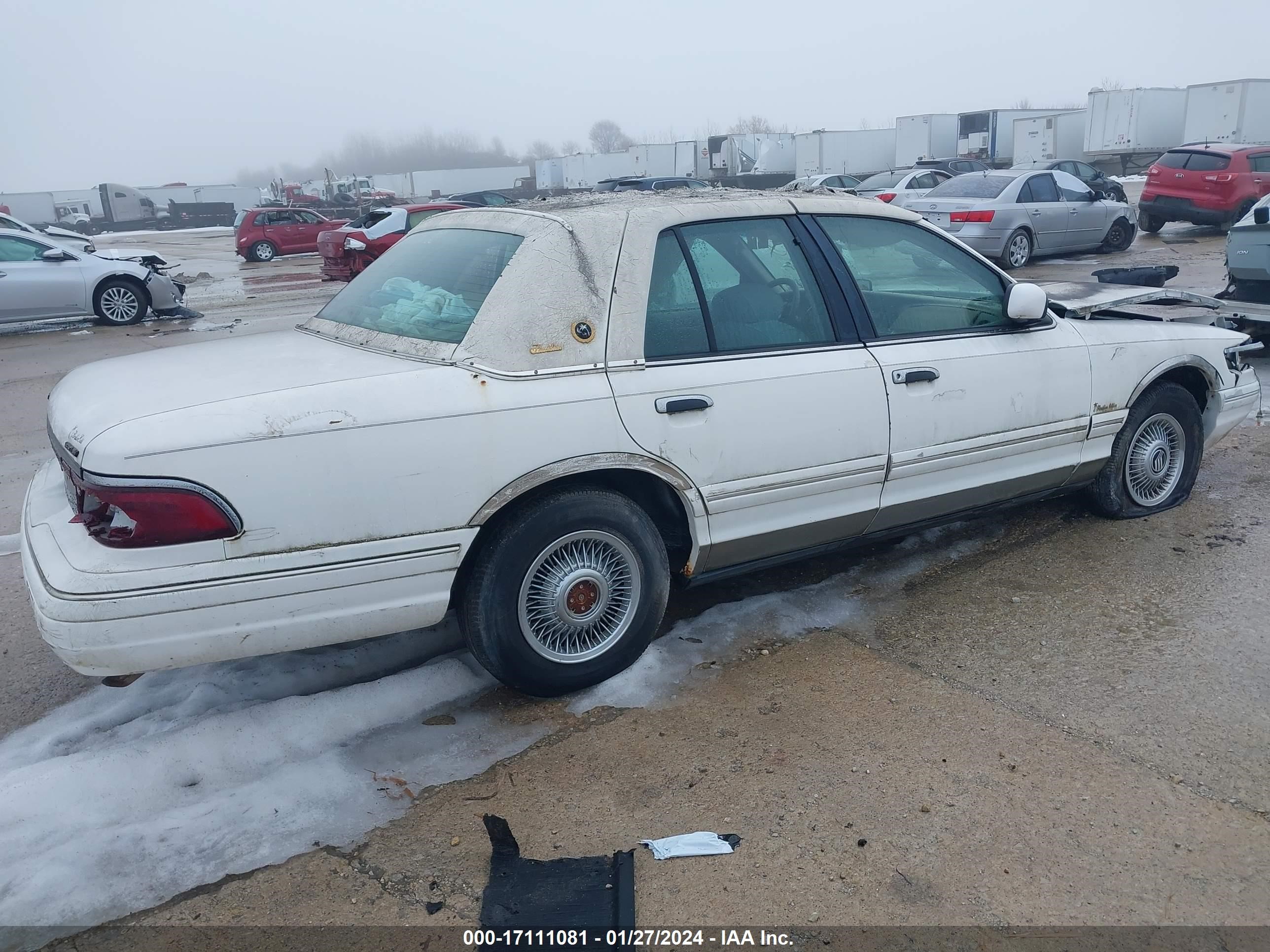 Photo 3 VIN: 2MELM74W4VX633620 - MERCURY GRAND MARQUIS 