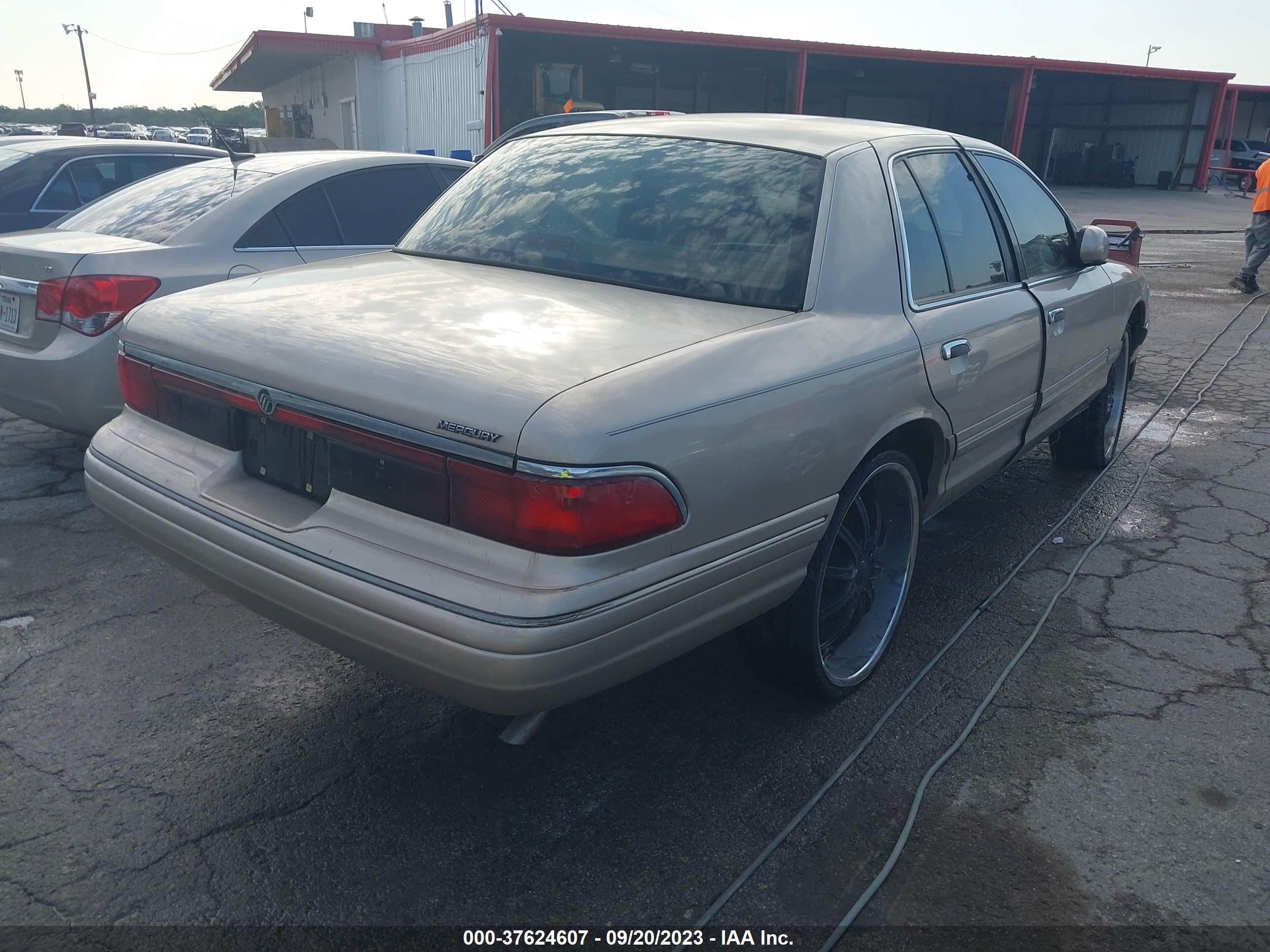 Photo 3 VIN: 2MELM74W6VX730205 - MERCURY GRAND MARQUIS 