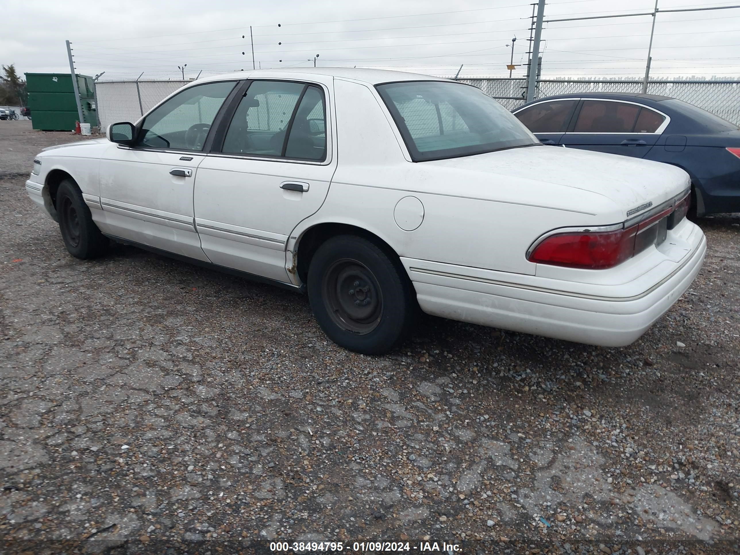 Photo 2 VIN: 2MELM74W8VX702647 - MERCURY GRAND MARQUIS 