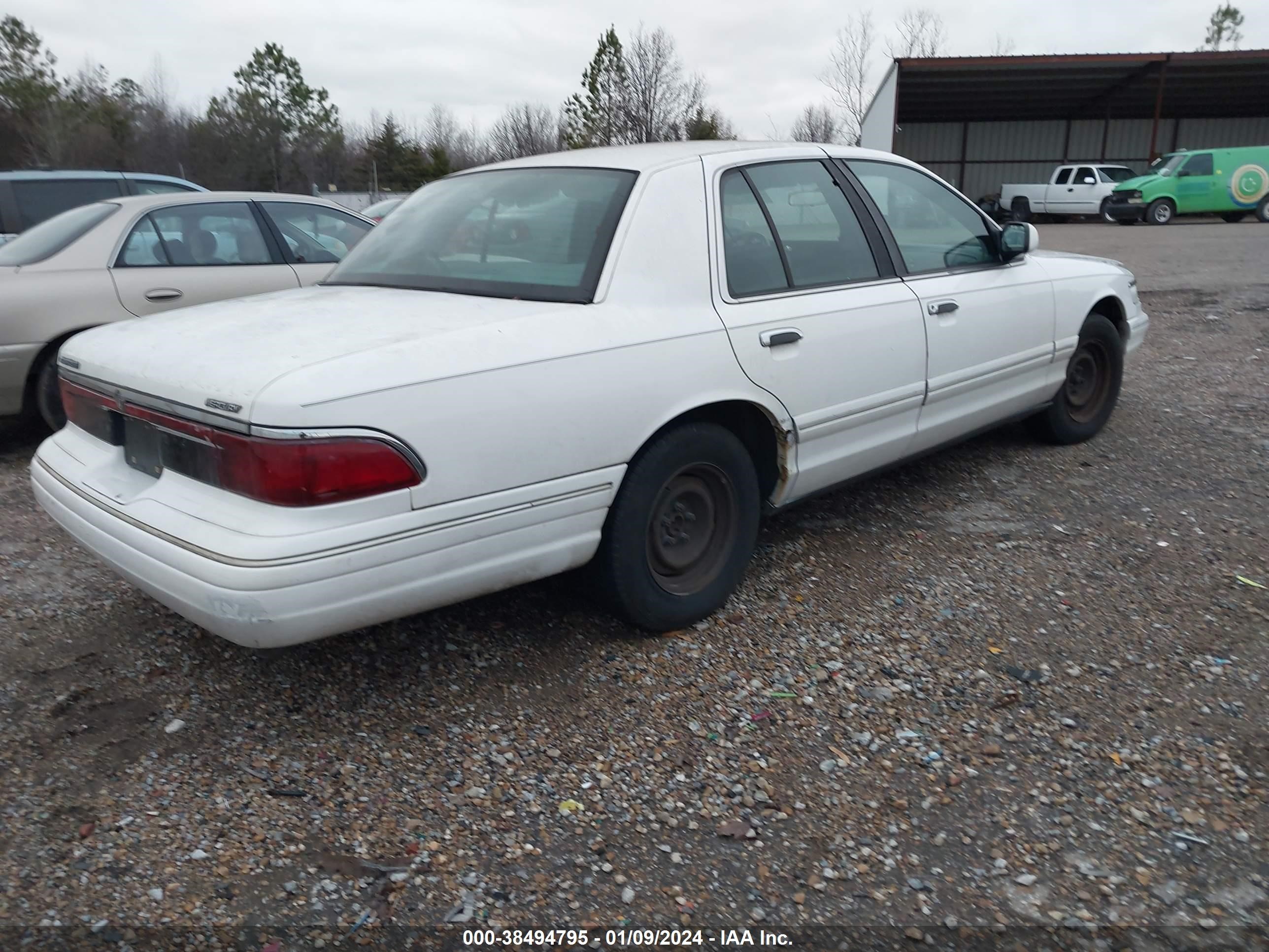 Photo 3 VIN: 2MELM74W8VX702647 - MERCURY GRAND MARQUIS 