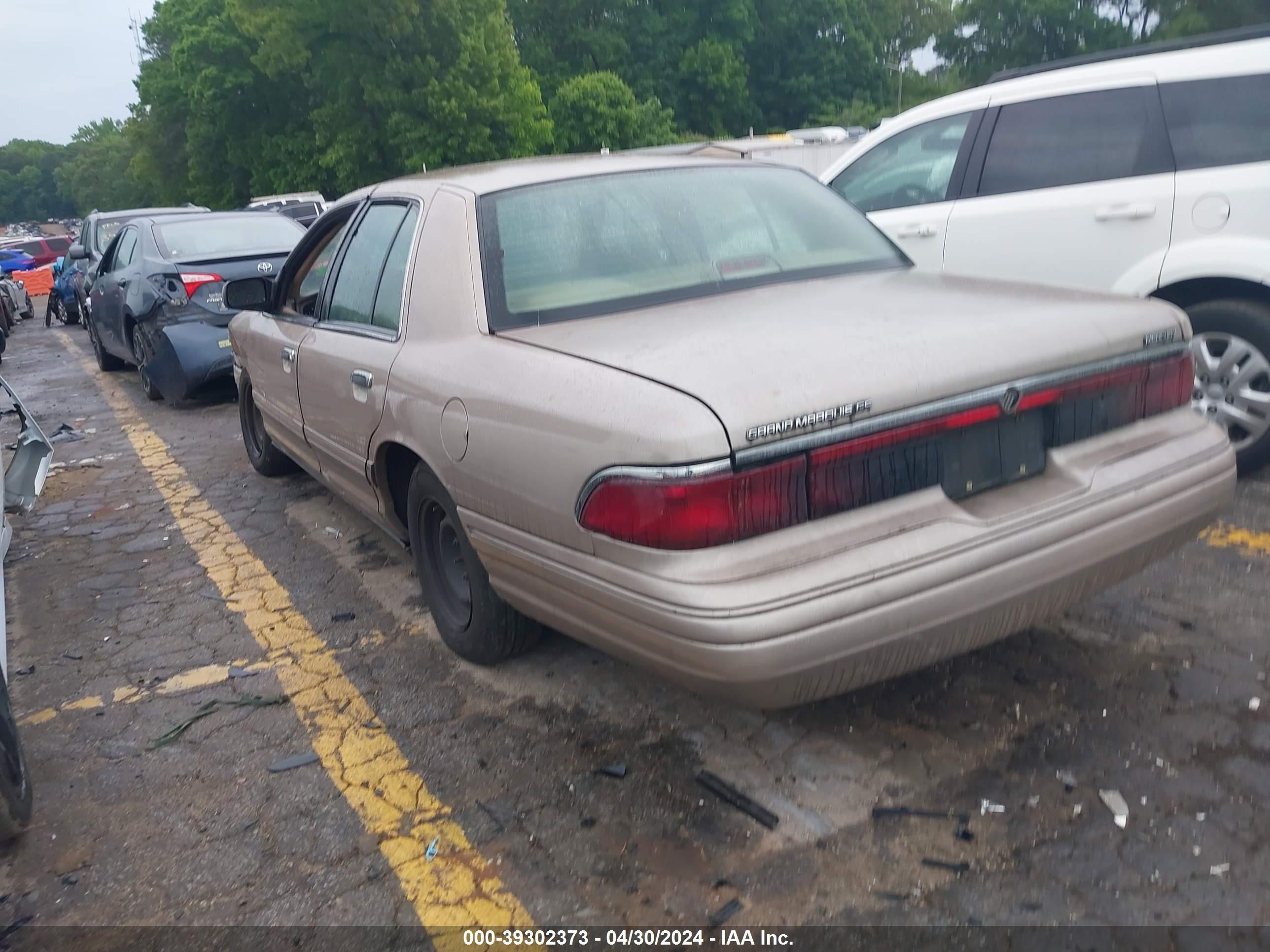 Photo 2 VIN: 2MELM74W8VX728925 - MERCURY GRAND MARQUIS 