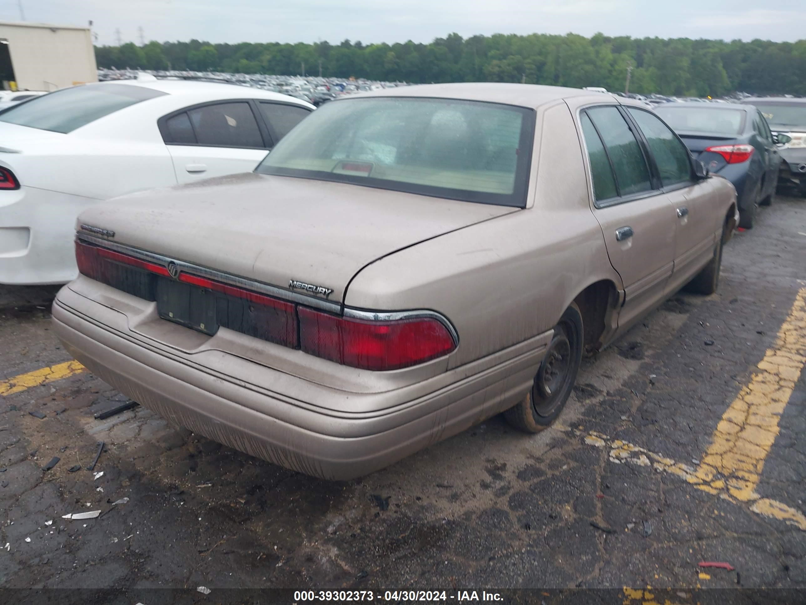 Photo 3 VIN: 2MELM74W8VX728925 - MERCURY GRAND MARQUIS 