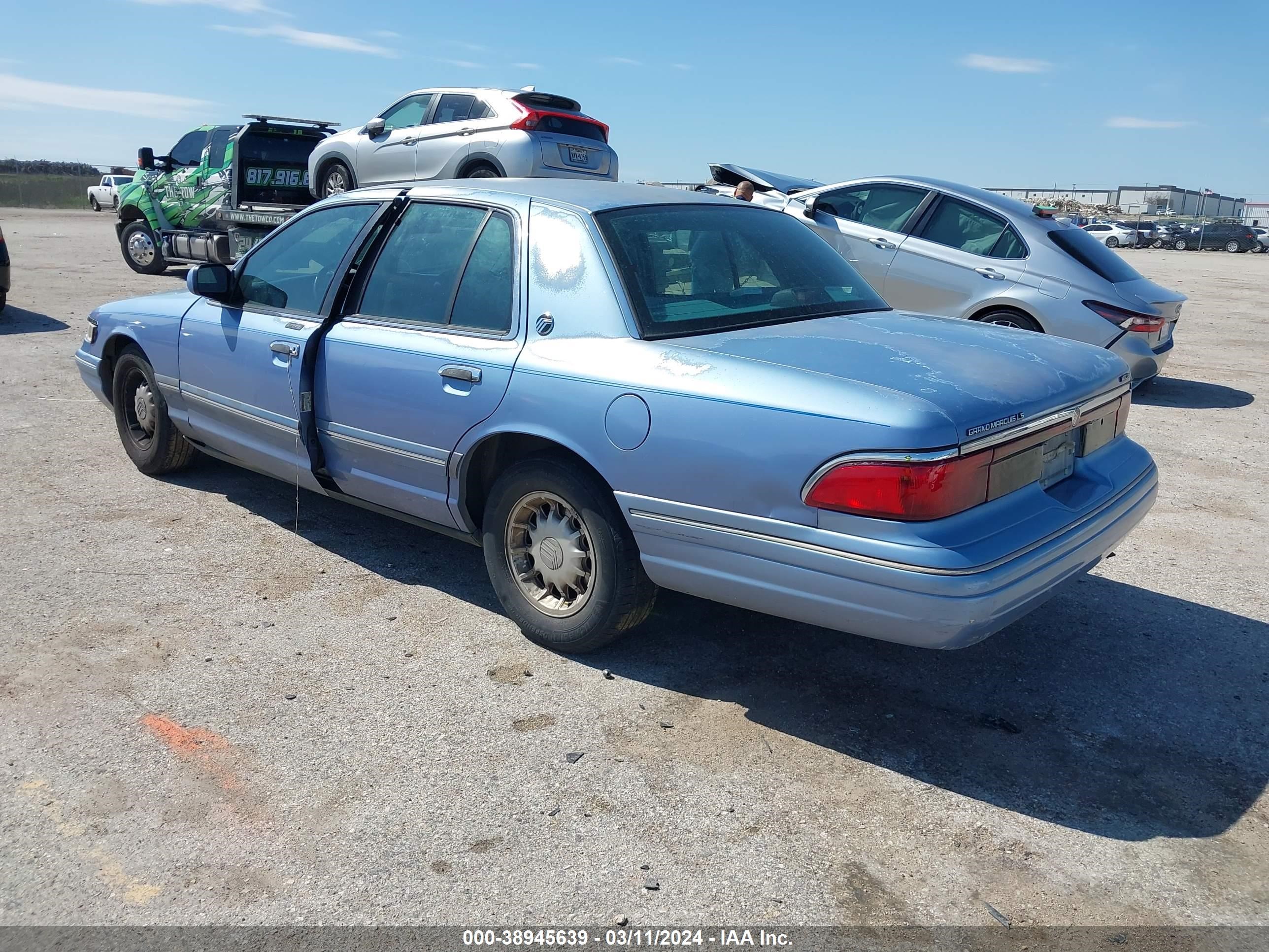 Photo 2 VIN: 2MELM75W2SX612744 - MERCURY GRAND MARQUIS 