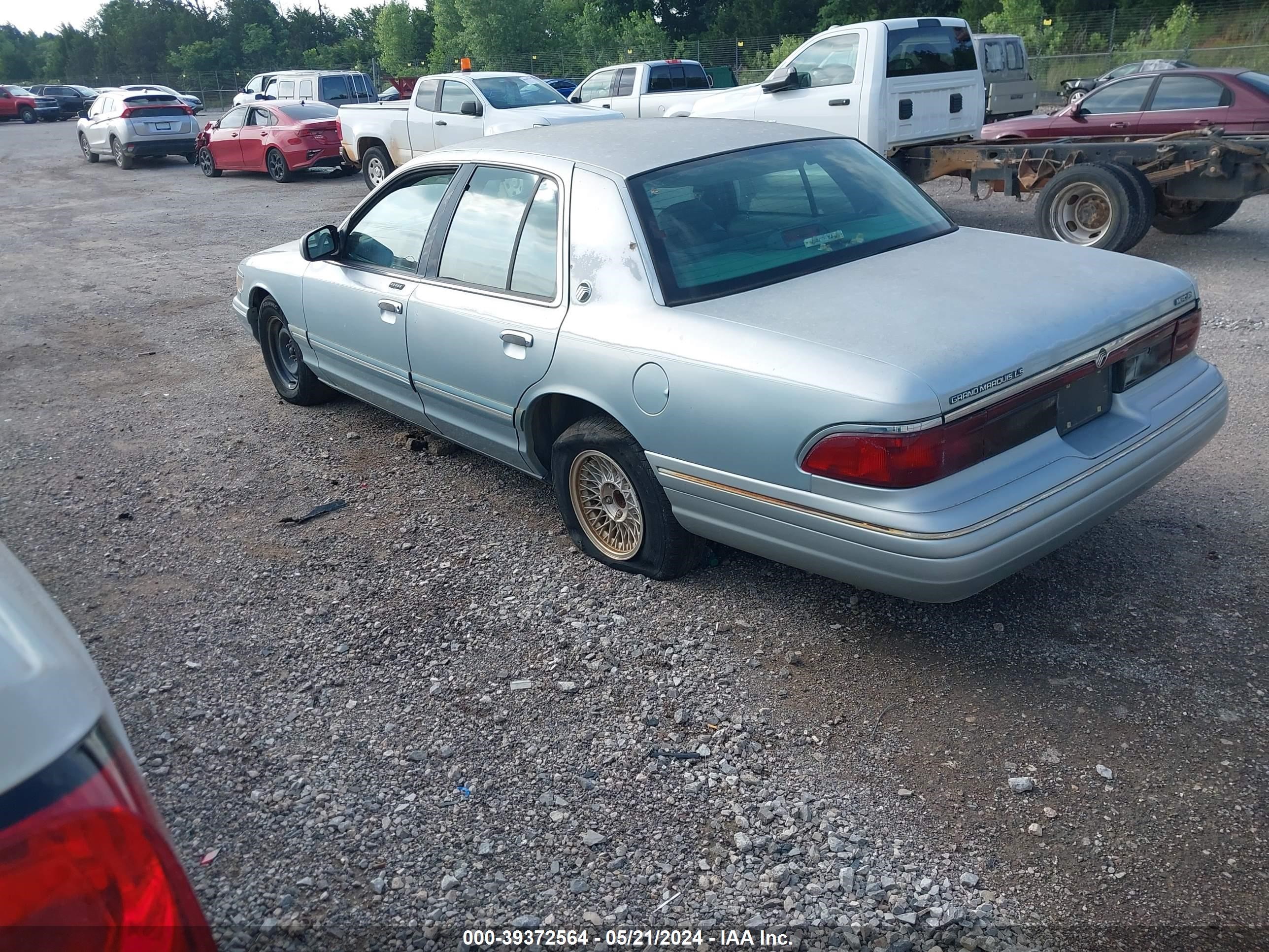 Photo 2 VIN: 2MELM75W2TX674470 - MERCURY GRAND MARQUIS 