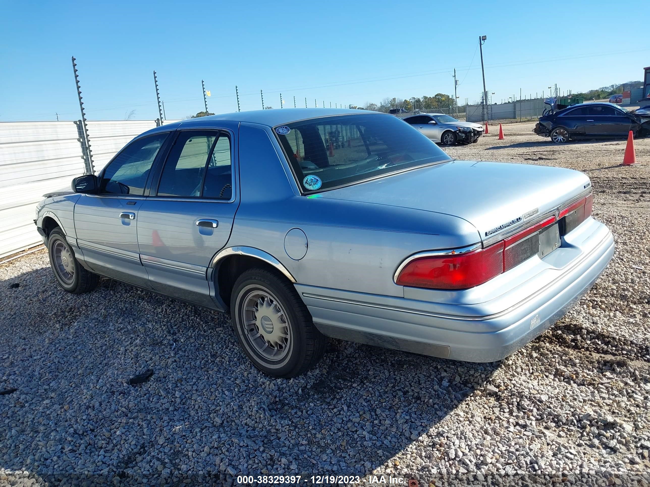 Photo 2 VIN: 2MELM75W2VX687982 - MERCURY GRAND MARQUIS 