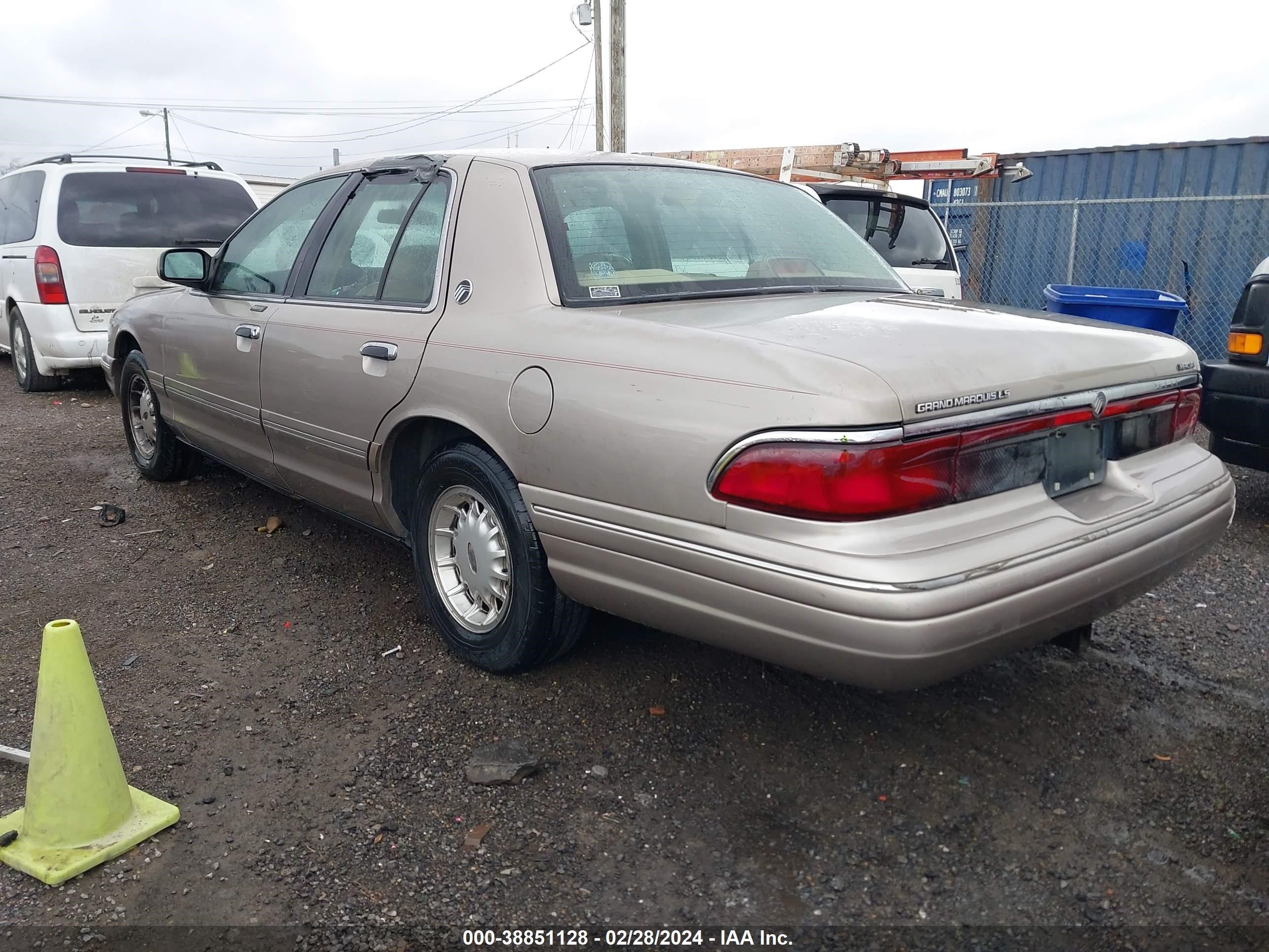 Photo 2 VIN: 2MELM75W5SX601124 - MERCURY GRAND MARQUIS 