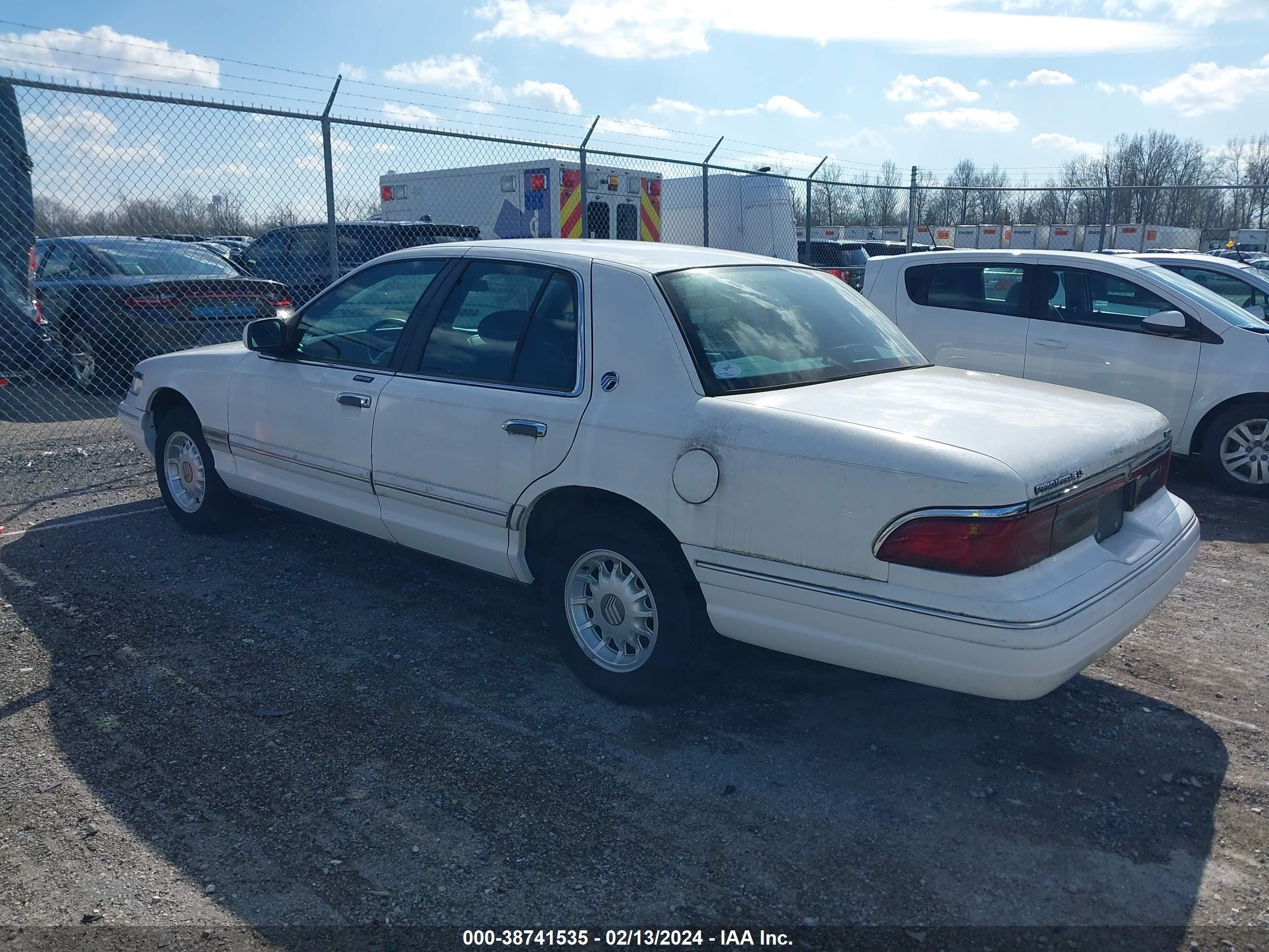 Photo 2 VIN: 2MELM75W5TX690632 - MERCURY GRAND MARQUIS 