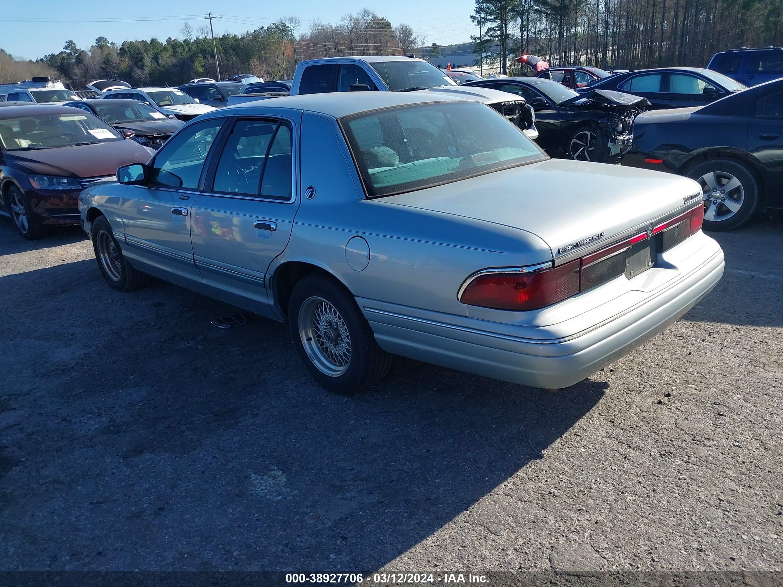 Photo 2 VIN: 2MELM75W5TX693594 - MERCURY GRAND MARQUIS 