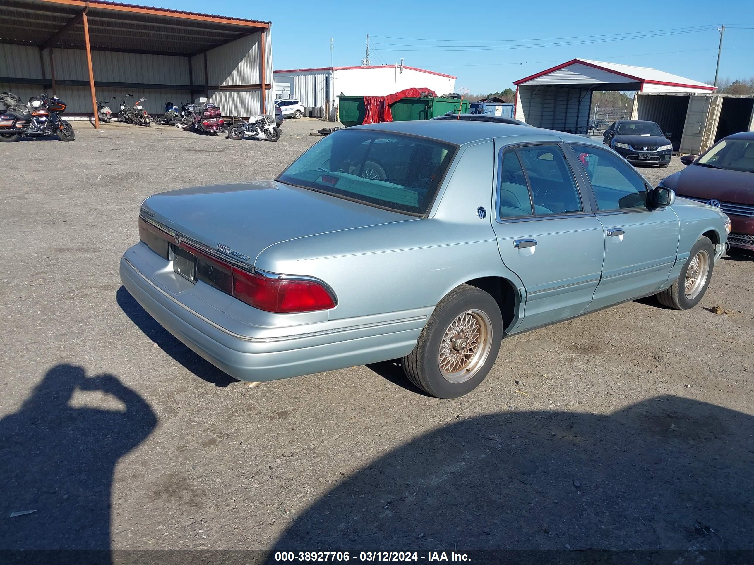 Photo 3 VIN: 2MELM75W5TX693594 - MERCURY GRAND MARQUIS 