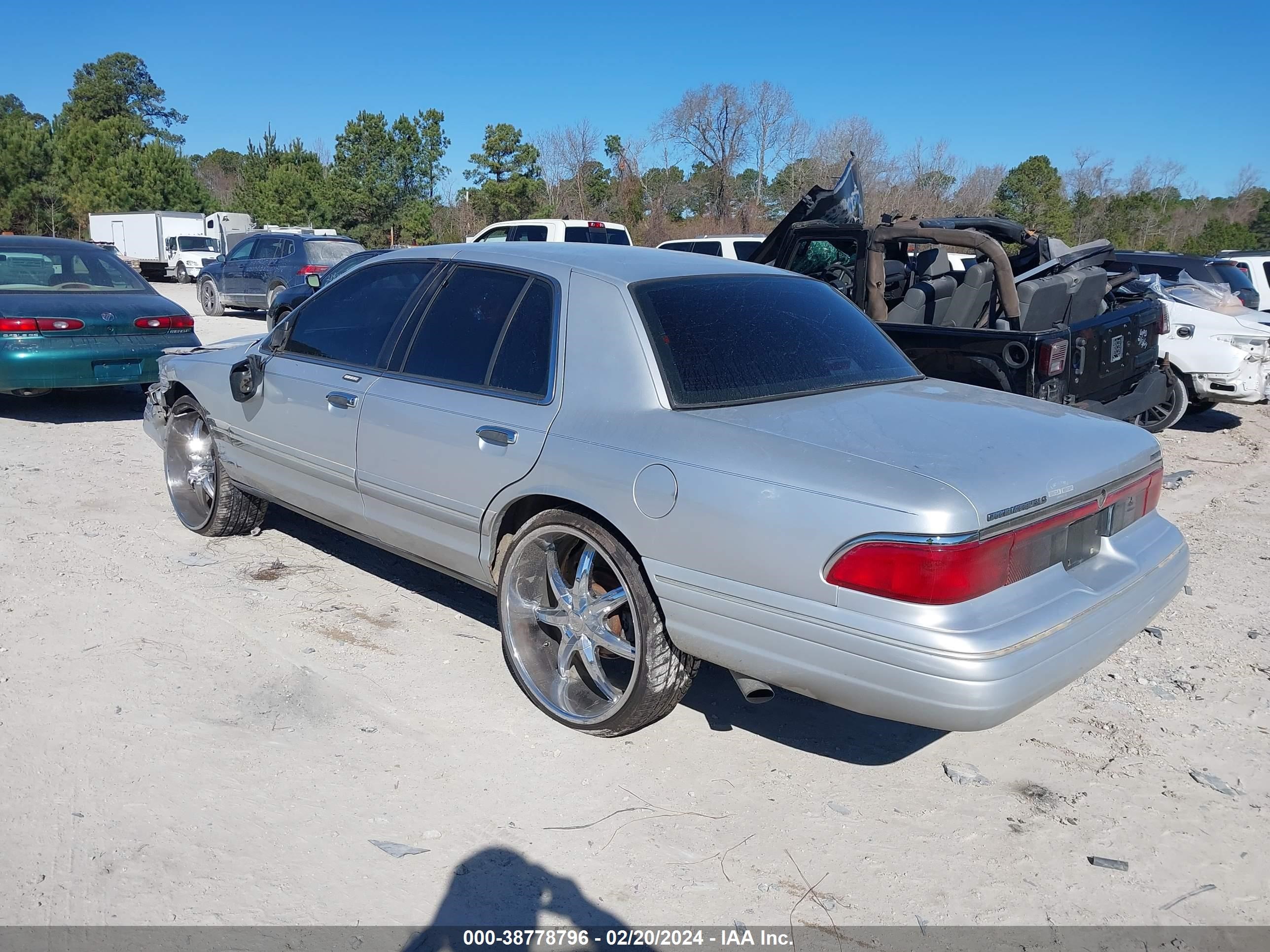 Photo 2 VIN: 2MELM75W5VX718271 - MERCURY GRAND MARQUIS 