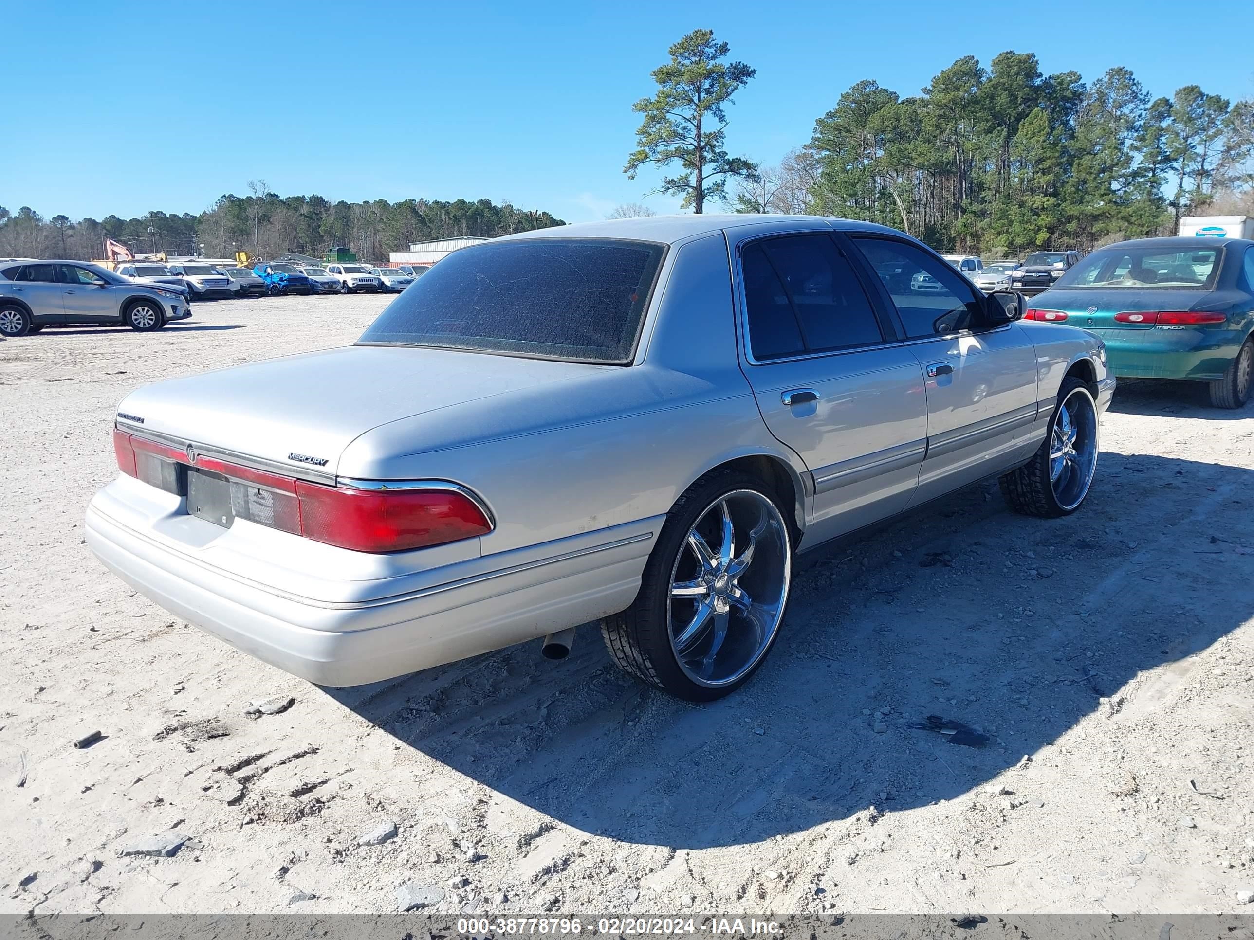 Photo 3 VIN: 2MELM75W5VX718271 - MERCURY GRAND MARQUIS 