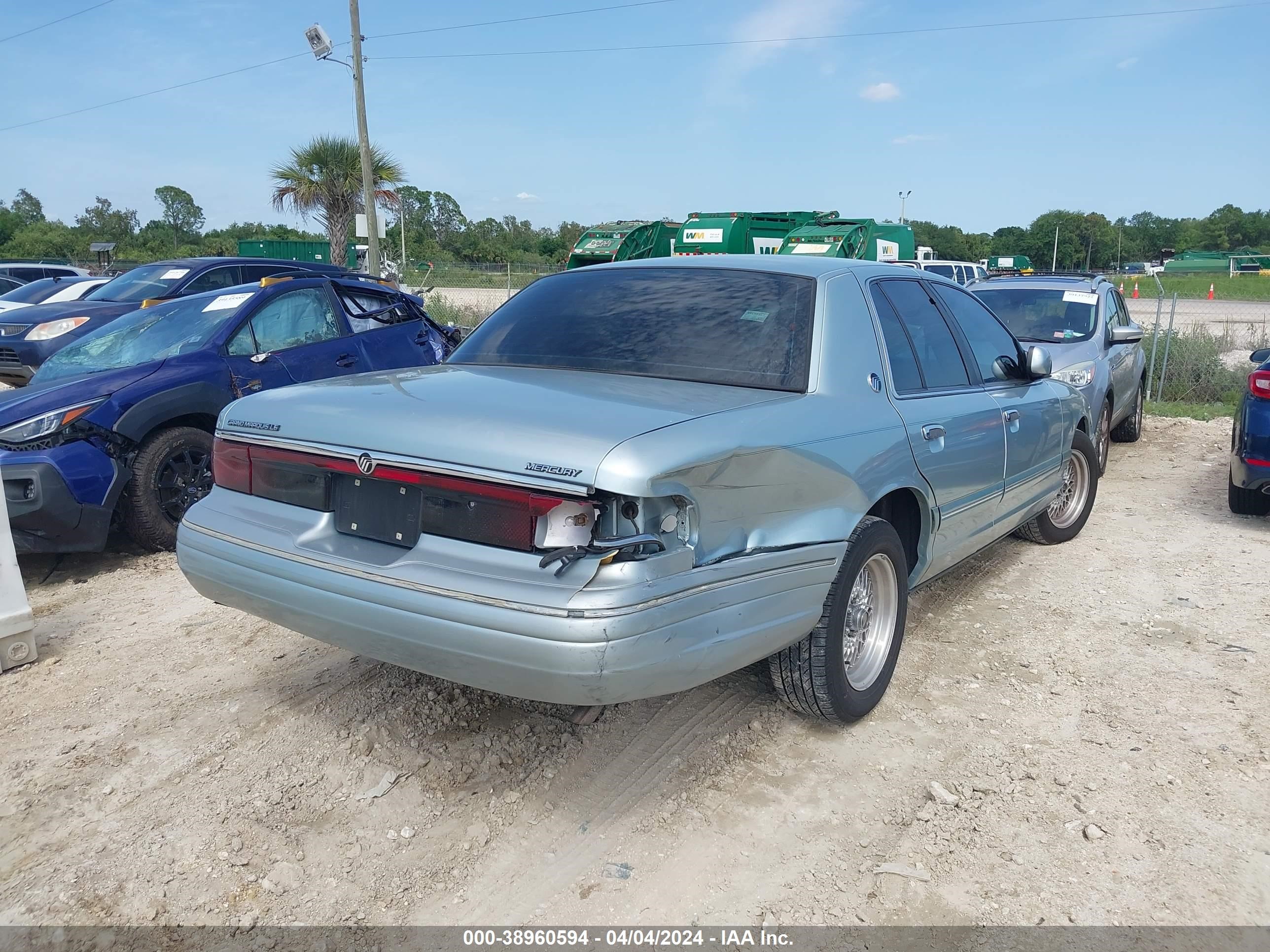 Photo 3 VIN: 2MELM75W9TX674241 - MERCURY GRAND MARQUIS 