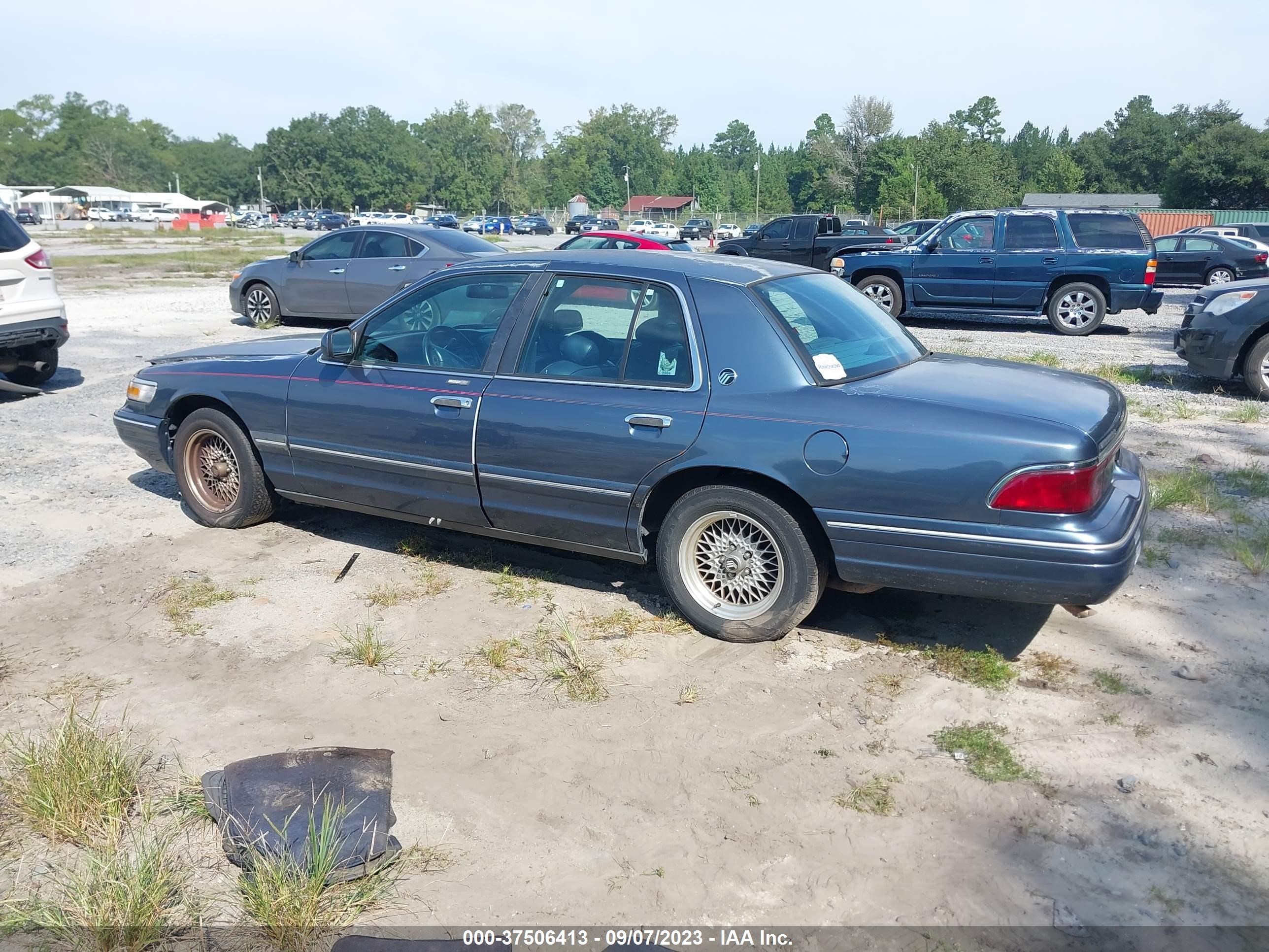 Photo 2 VIN: 2MELM75WXTX690030 - MERCURY GRAND MARQUIS 