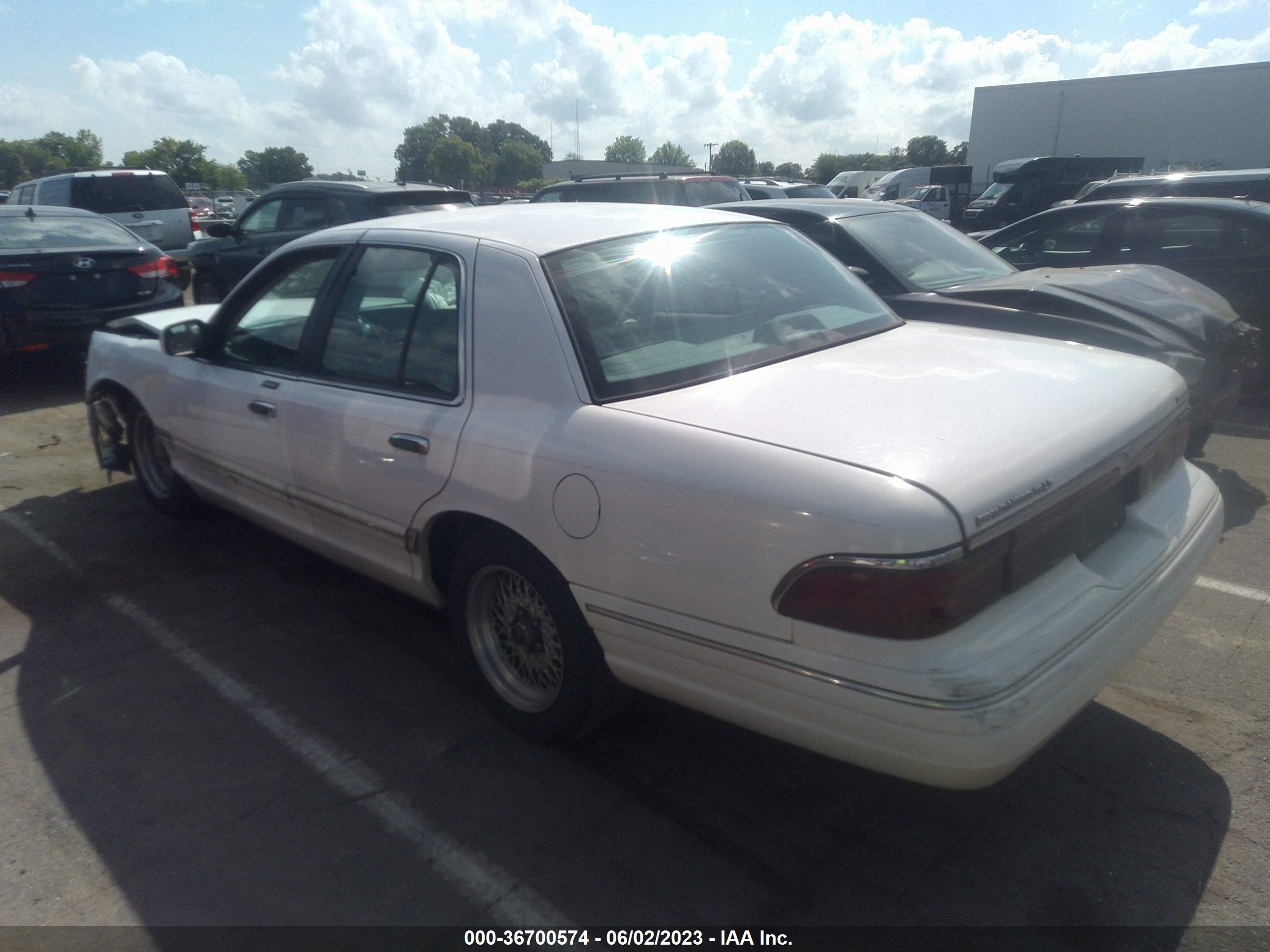 Photo 2 VIN: 2MELM75WXVX626623 - MERCURY GRAND MARQUIS 