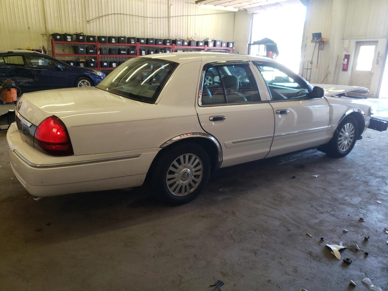 Photo 2 VIN: 2MHFM75W36X633155 - MERCURY GRAND MARQUIS 